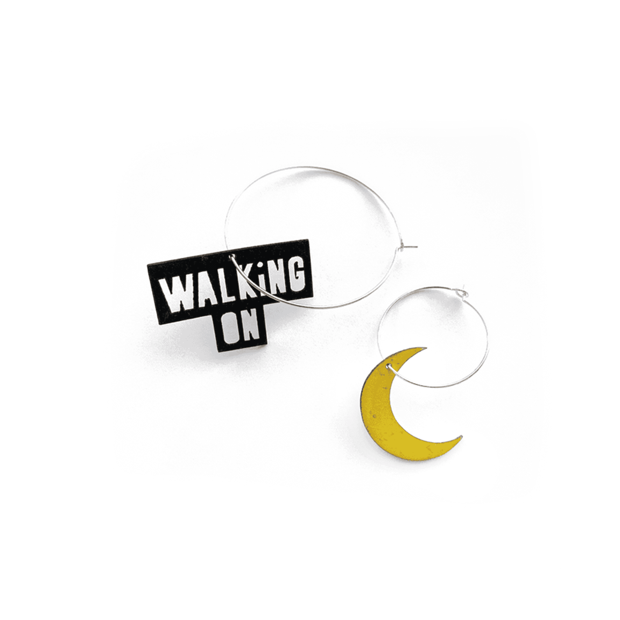 Boucles d'oreilles dépareillées Walking on the Moon : créole pendentif texte graphique et lune dorée, style rock artisanal