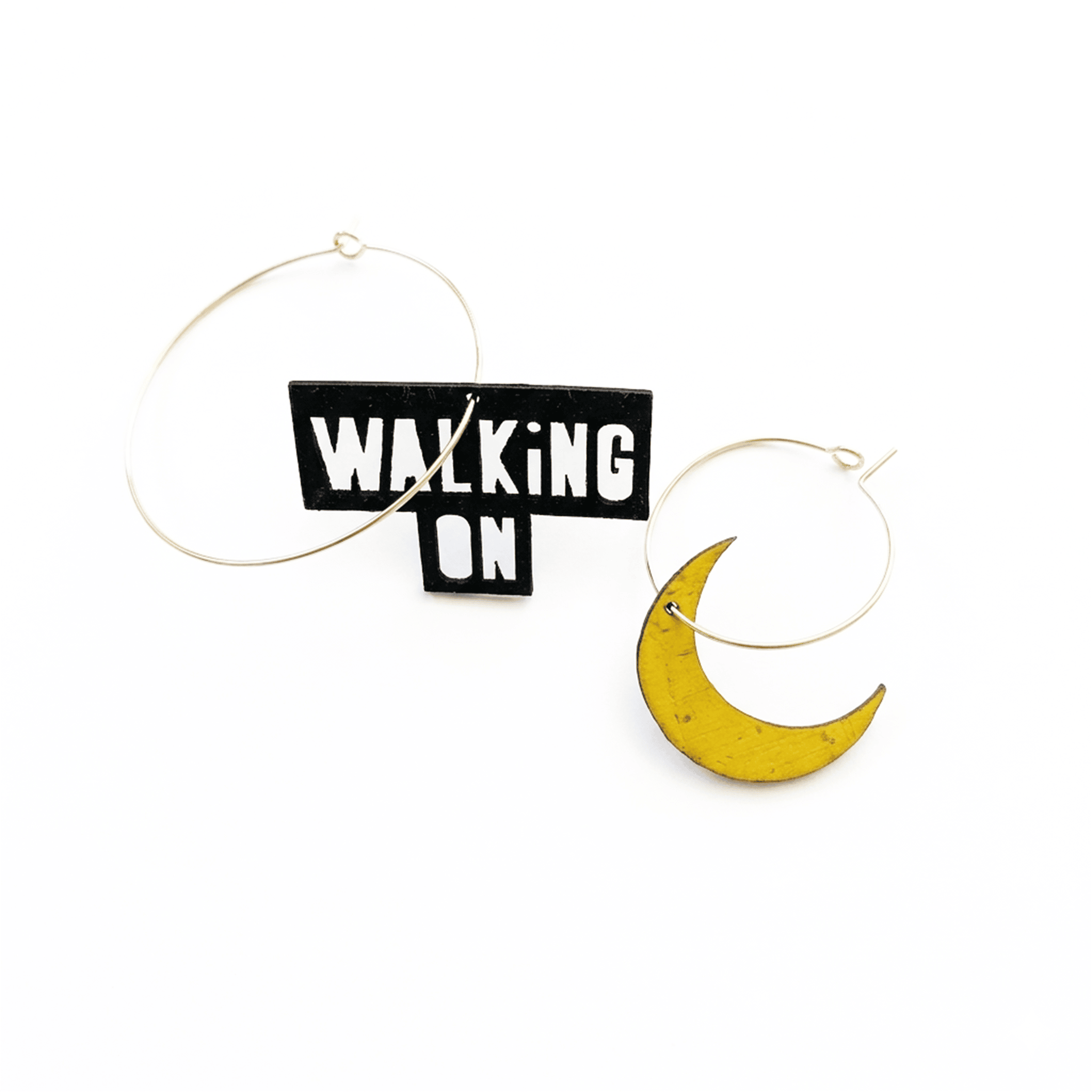 Boucles d'oreilles dépareillées dorées Walking on the Moon : grande créole fine et pendentif lune jaune, style rock artisanal