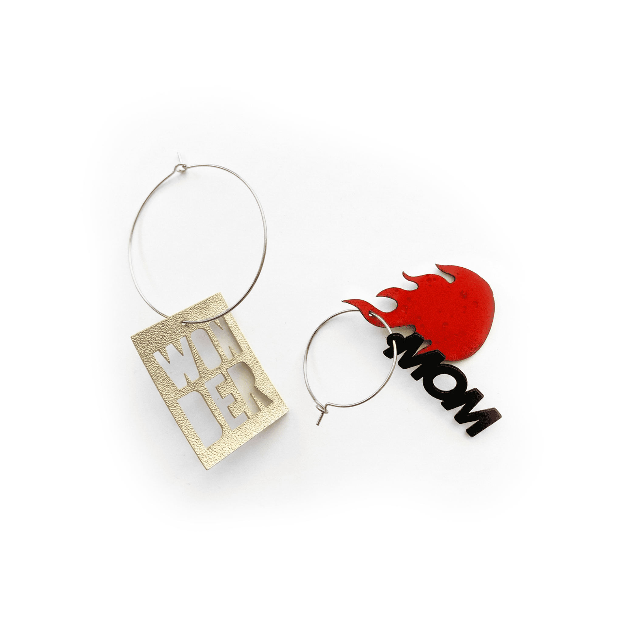 Boucles d'oreilles dépareillées Wondermom : créoles argent pendentif doré WONDER et flamme rouge MOM sur fond blanc
