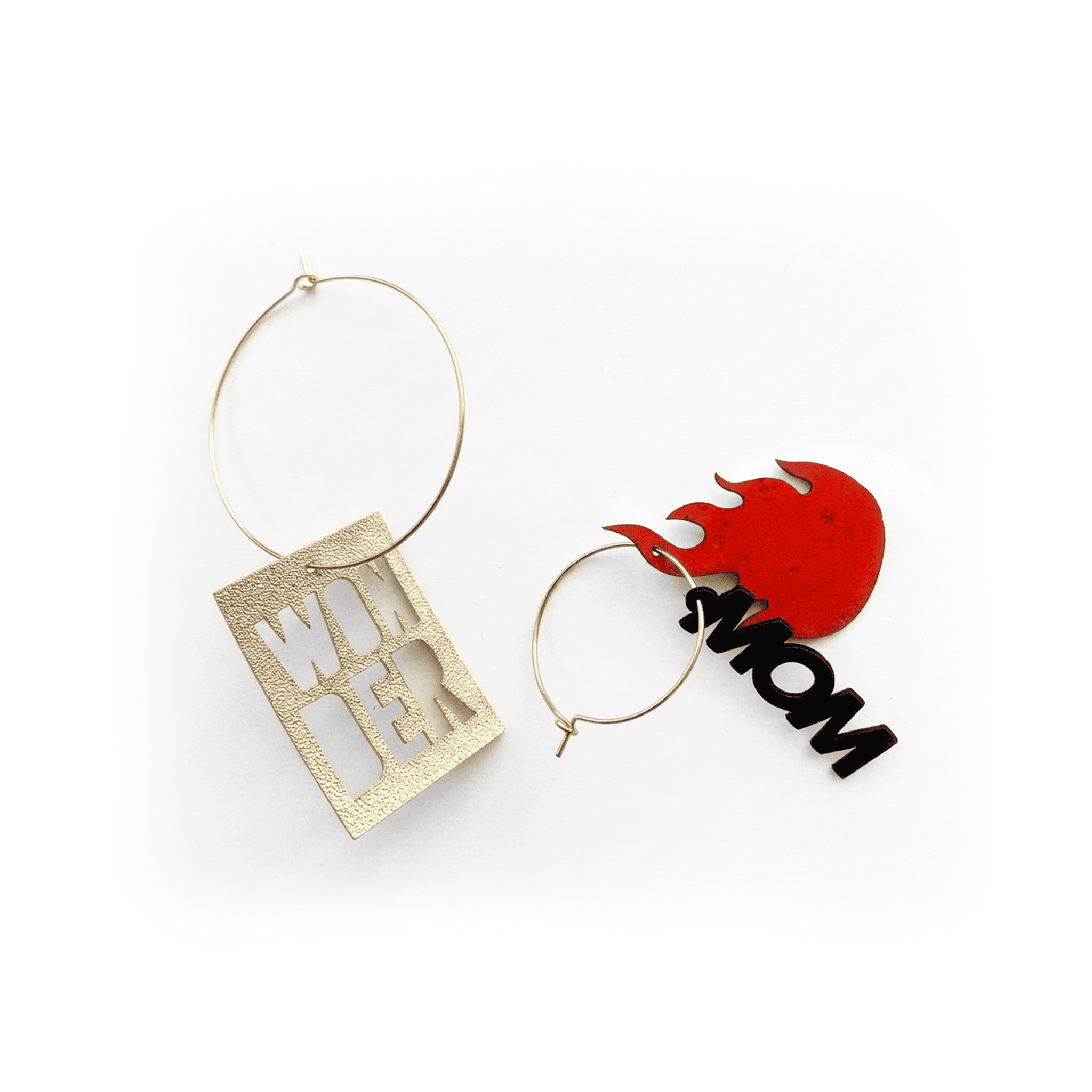 Boucles d'oreilles dépareillées dorées Wondermom : créoles or pendentif ajouré WONDER et flamme rouge MOM sur fond blanc
