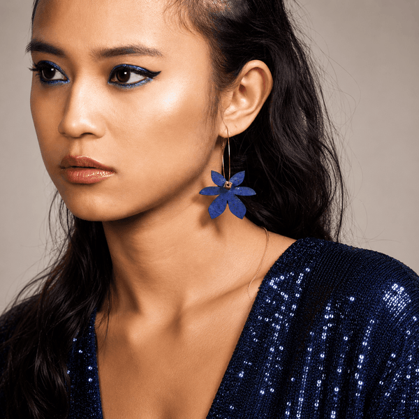 Boucles d oreilles fantaisie femme portées avec créole dorée et breloque fleur bleu indigo, bijou original asymétrique et coloré look mode femme - pour soirée