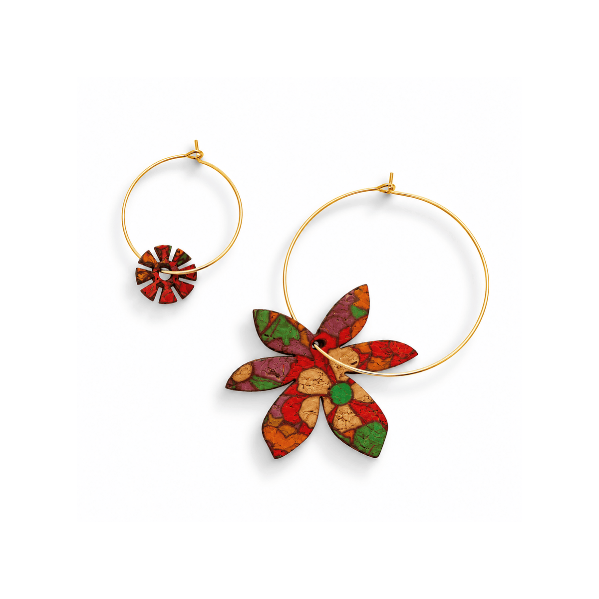 Boucles d'oreilles dépareillées Brangelina Sienna, créoles dorées kit essentiel avec breloque fleur en liège rouge et vert, fabrication France
