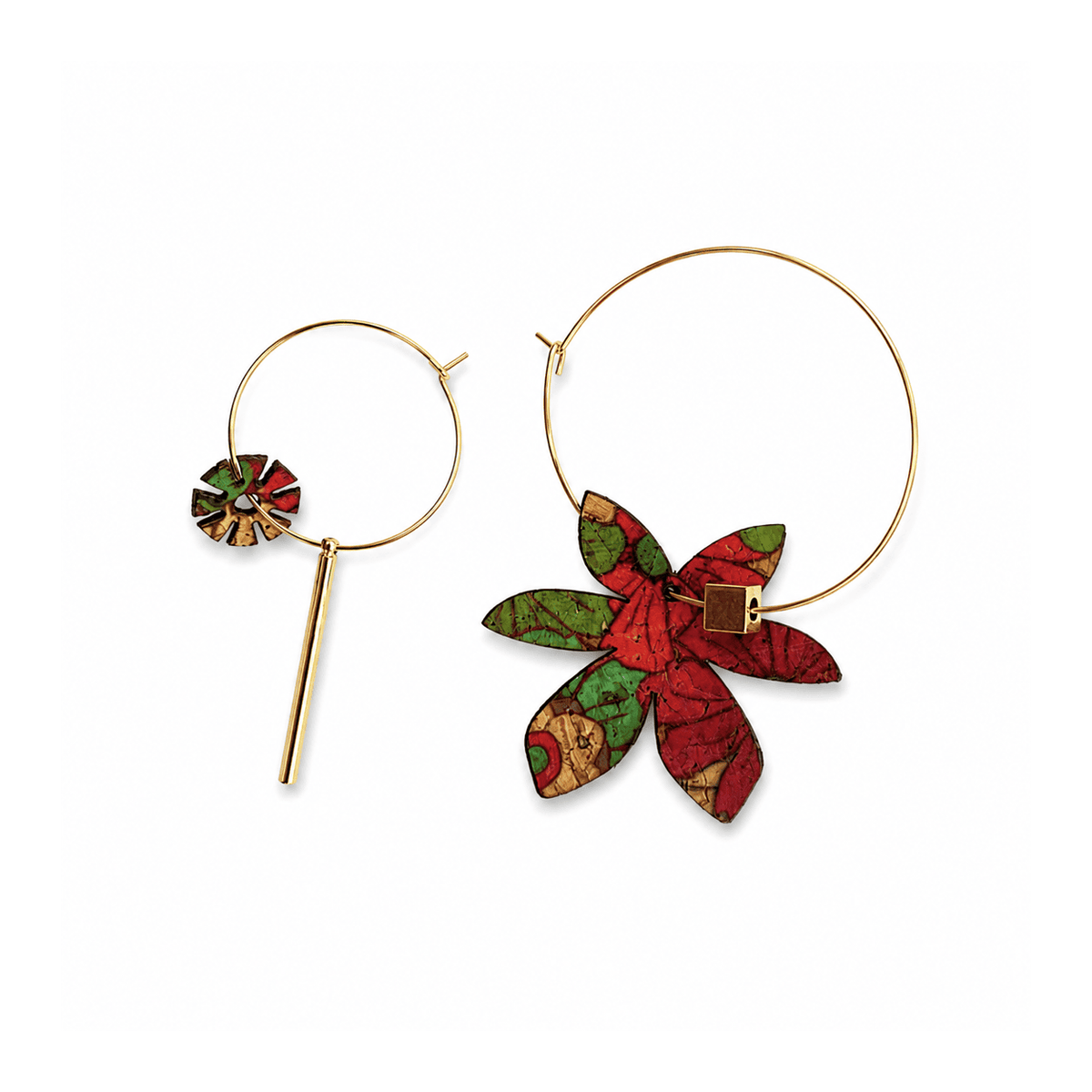 Boucles d'oreilles dépareillées Brangelina Sienna, créoles dorées et breloque fleur en liège rouge et vert, fabrication artisanale France