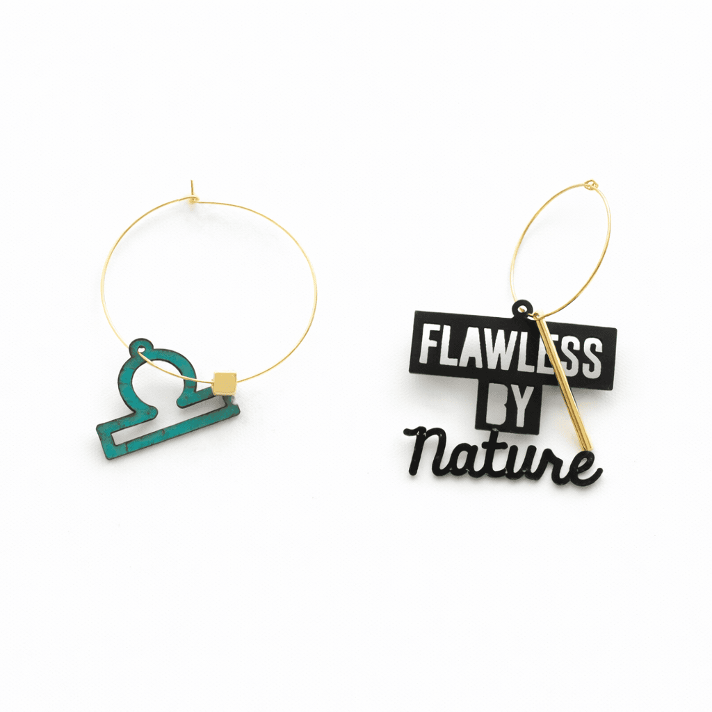 Boucles d’oreilles Balance dorées, créoles dépareillées avec message Flawless by nature.