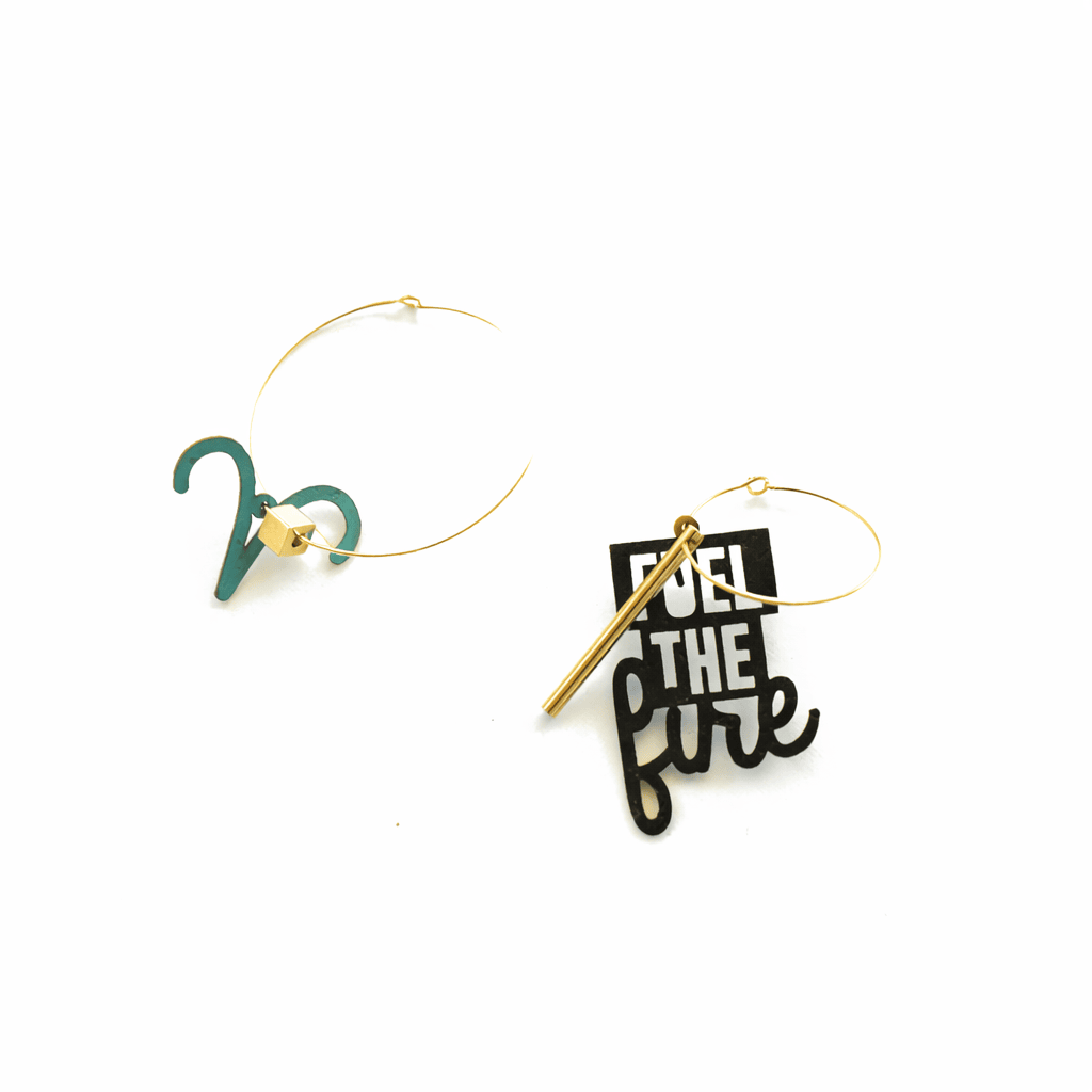 Boucles d’oreilles Bélier dorées, créoles dépareillées avec message Fuel the fire.