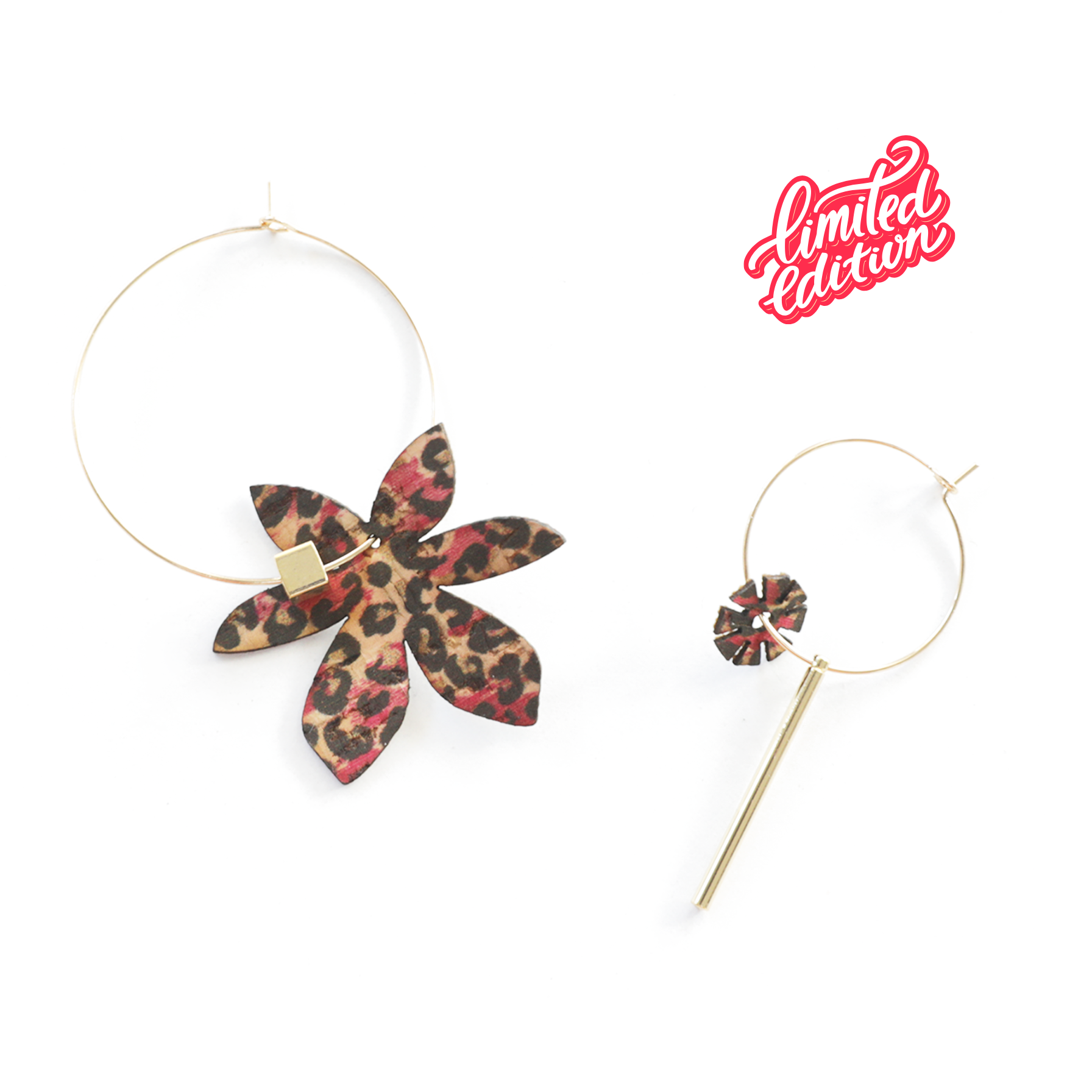 Boucles d’oreilles Brangelina Pink Leo, créoles dépareillées dorées avec fleur léopard rose, édition limitée.