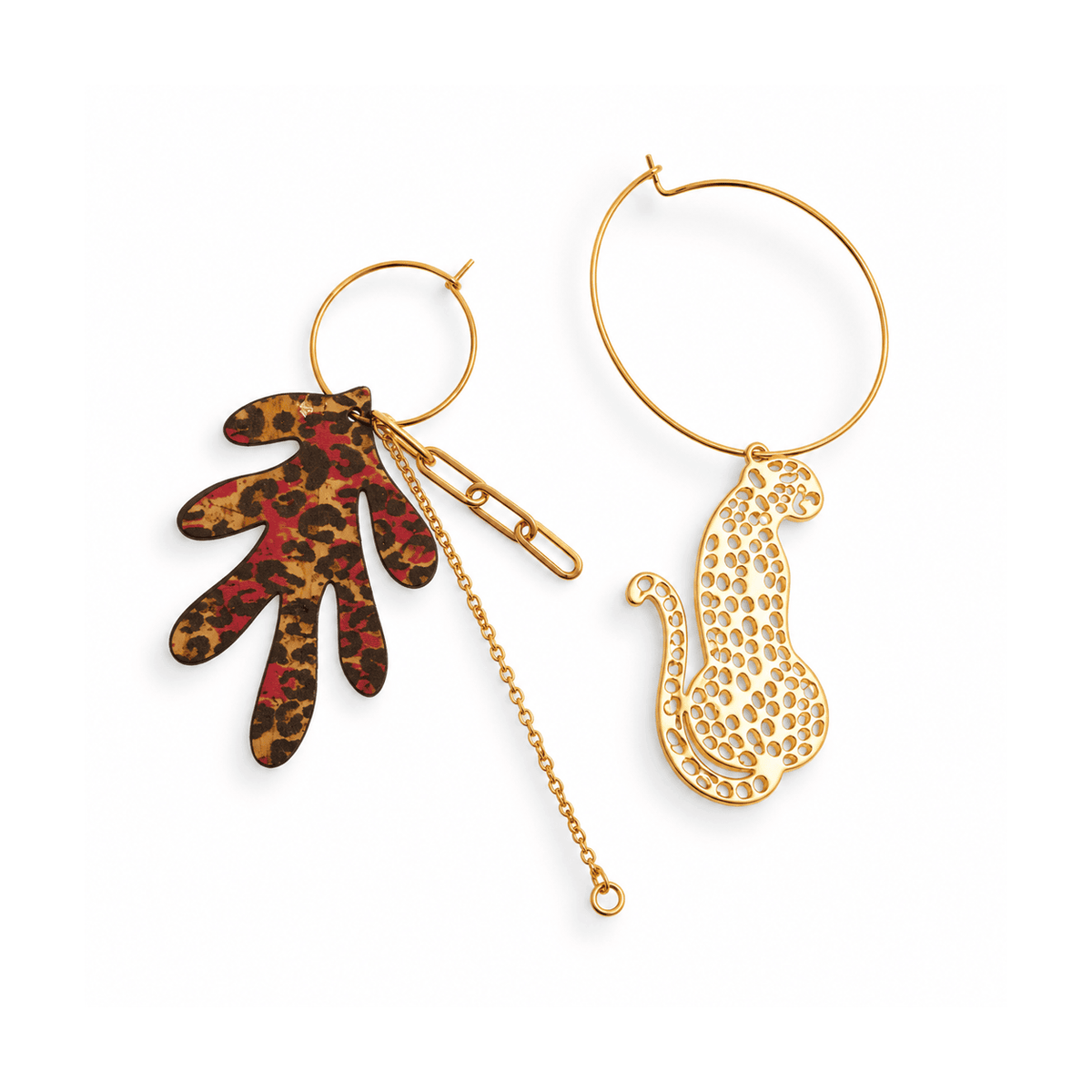 Boucles d'oreilles dépareillées Bagheera & Flower — feuille liège léopard bordeaux et guépard doré ajouré, créoles dorées — Matcha Bijoux