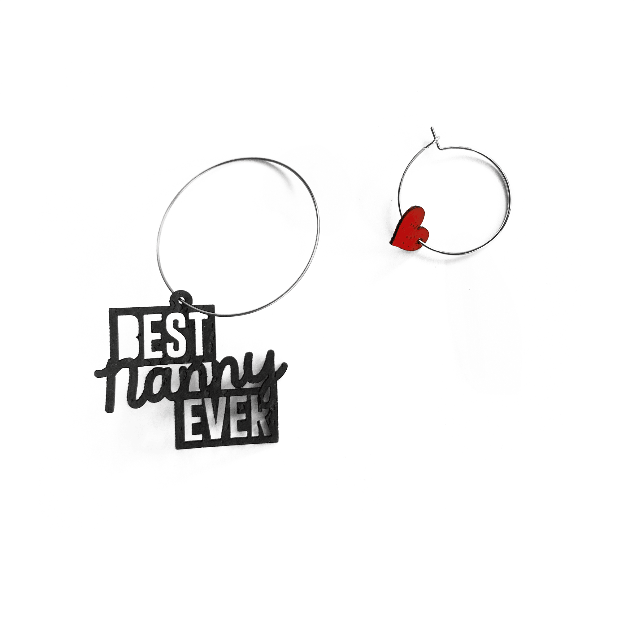 Boucles d'oreilles dépareillées Best Nanny Ever — créoles argentées charm graphique et cœur rouge, cadeau nounou original fait en France