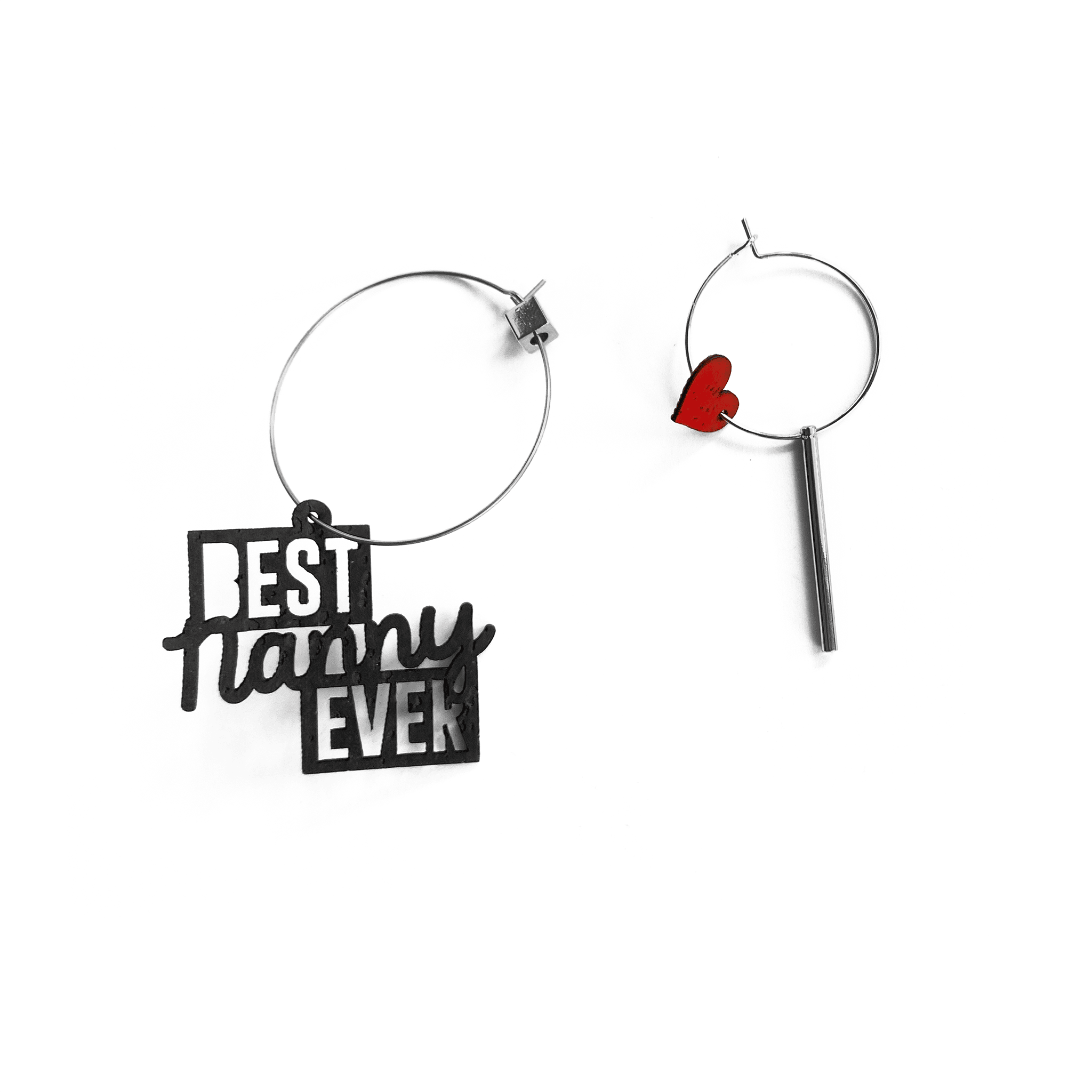 Boucles d'oreilles dépareillées Best Nanny Ever — créoles argentées charm graphique et barre argent cœur rouge, cadeau nounou original fait en France