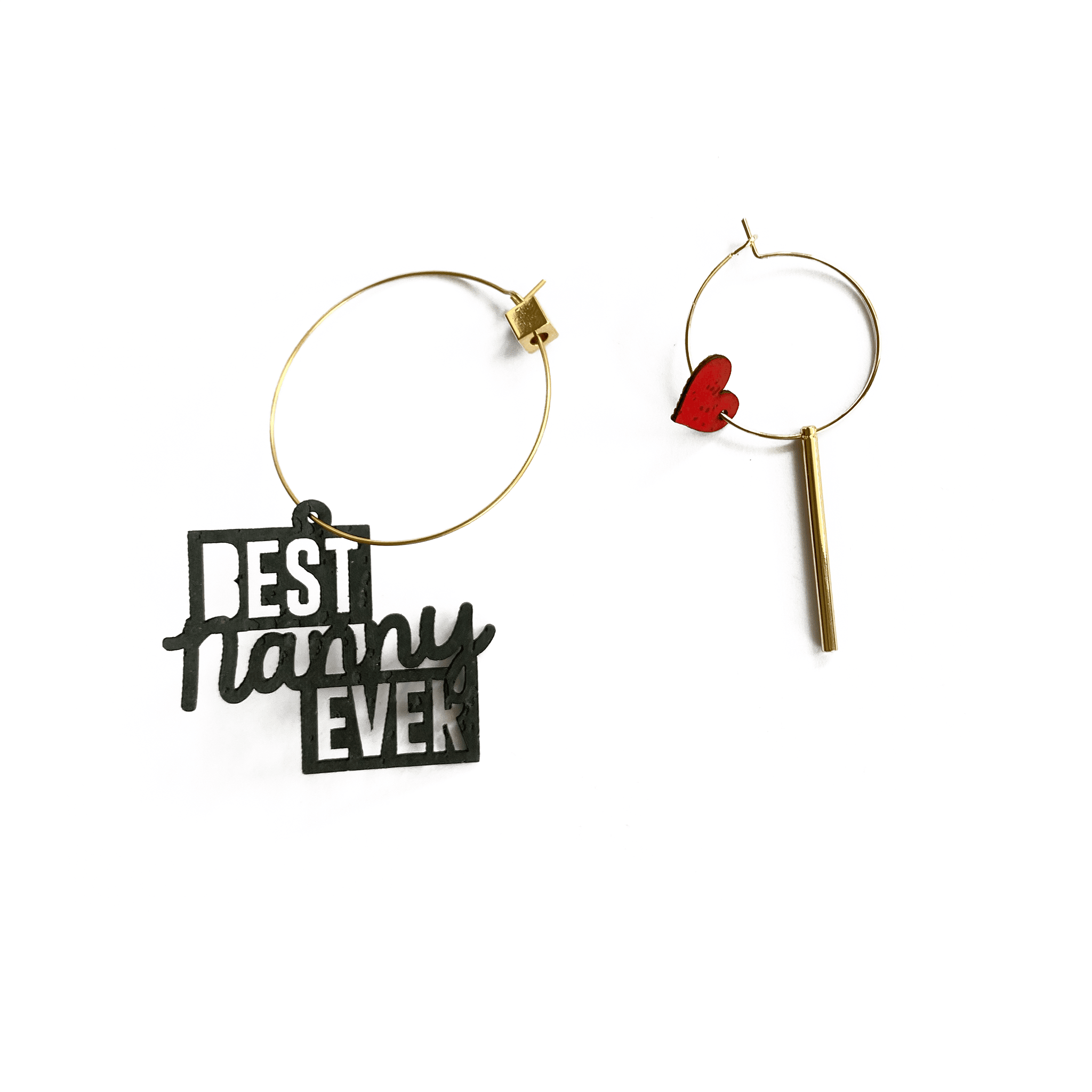 Boucles d'oreilles dépareillées Best Nanny Ever — créoles dorées charm graphique et barre or cœur rouge, cadeau nounou original fait en France