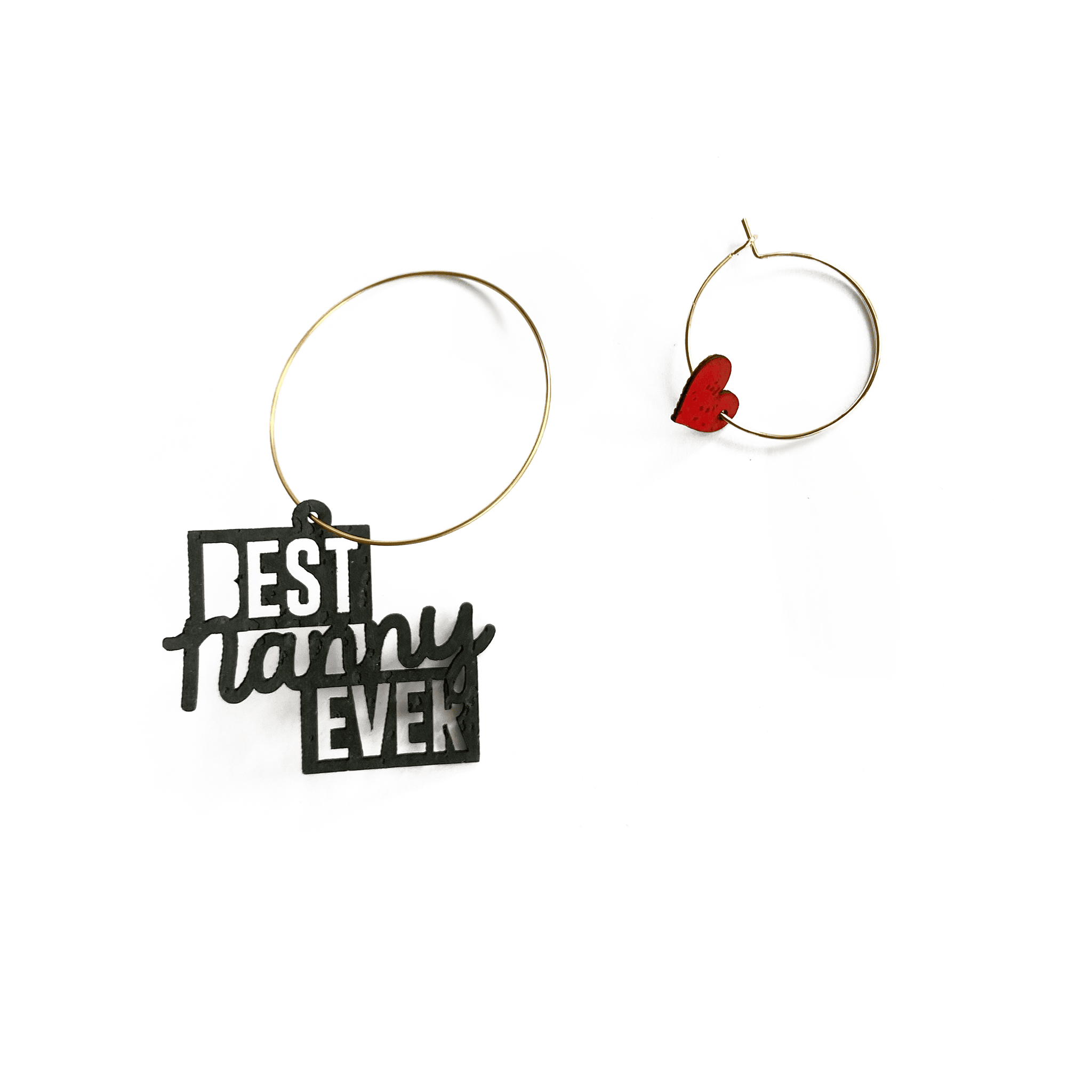 Boucles d'oreilles dépareillées Best Nanny Ever — créoles dorées charm graphique et cœur rouge, cadeau nounou original fait en France