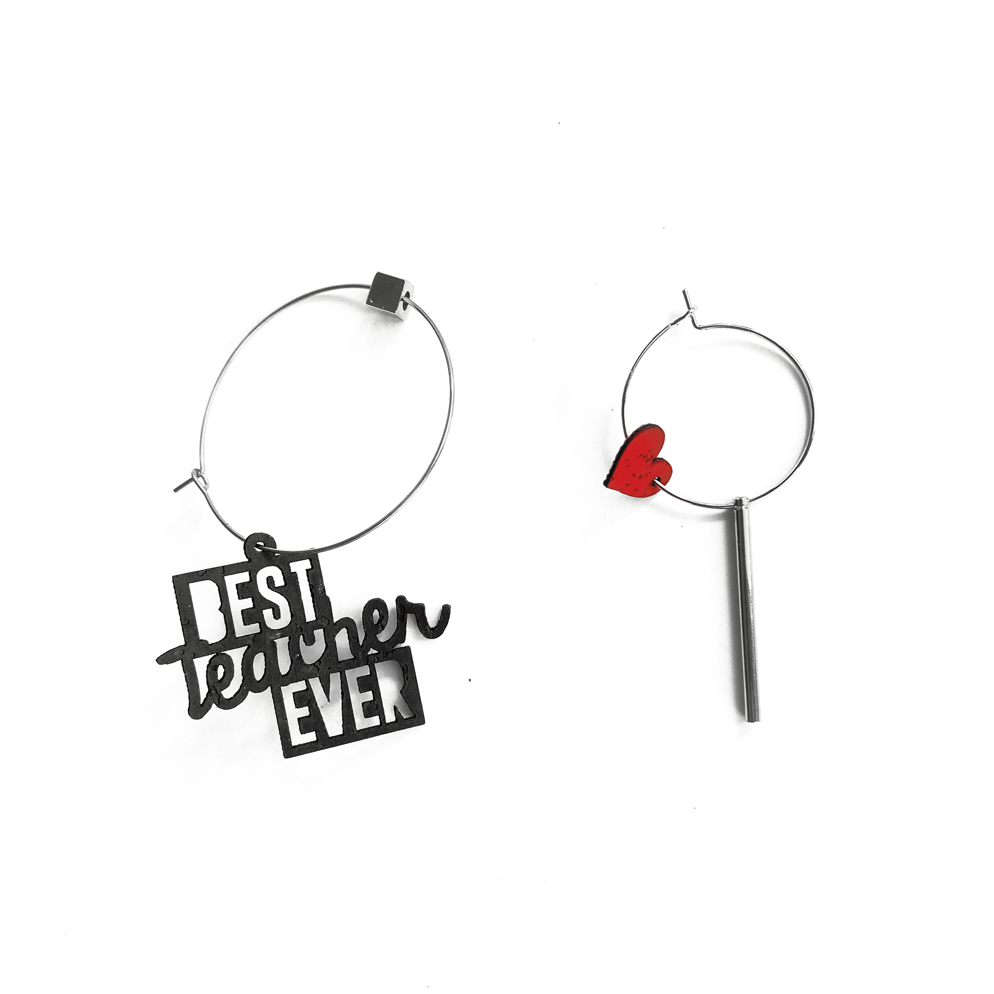 Boucles d'oreilles dépareillées Best Teacher Ever argentées — créole argent charm graphique et créole cœur rouge, cadeau maîtresse artisanal fait en France