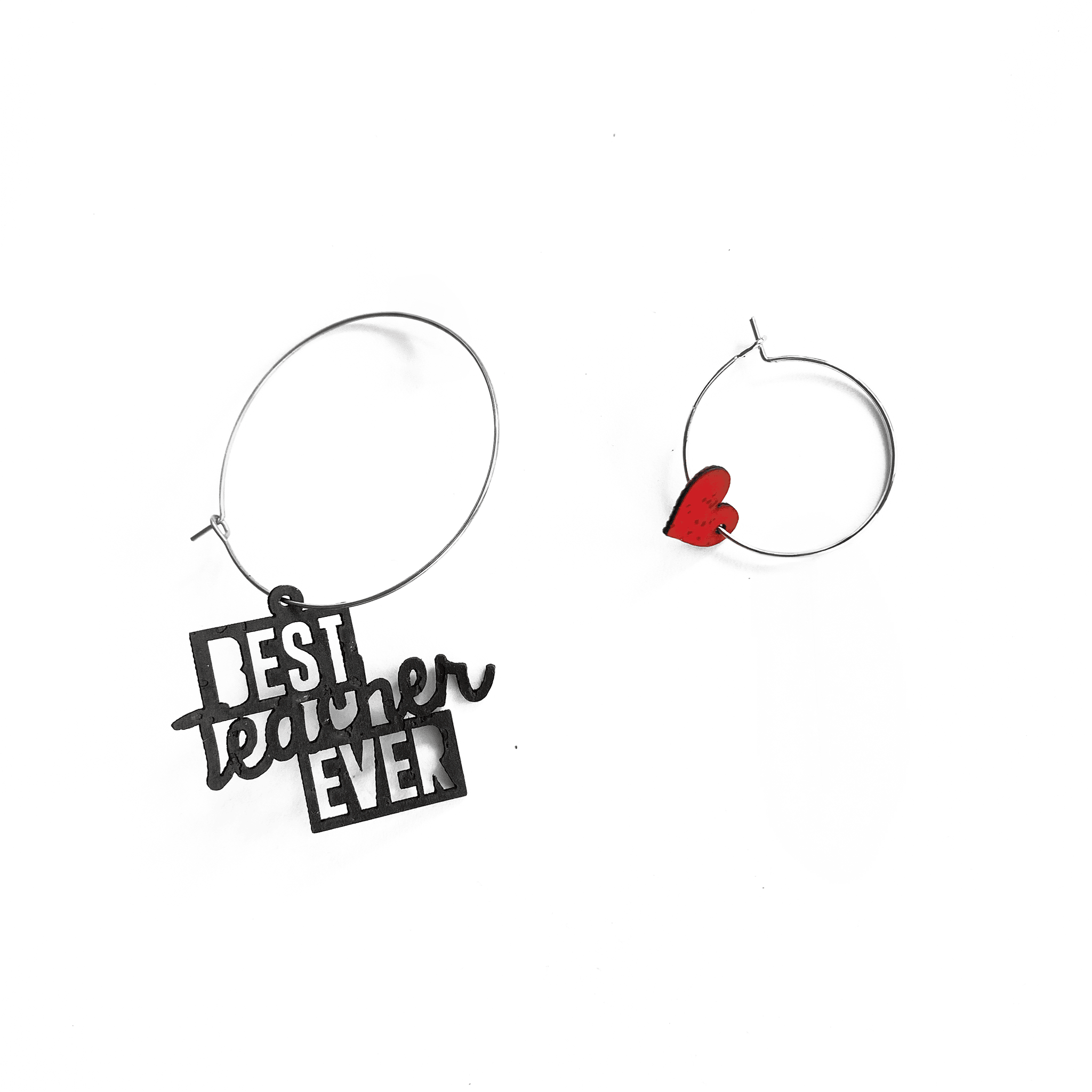 Boucles d'oreilles dépareillées Best Teacher Ever — créole dorée charm graphique et créole cœur rouge, cadeau maîtresse artisanal fait en France