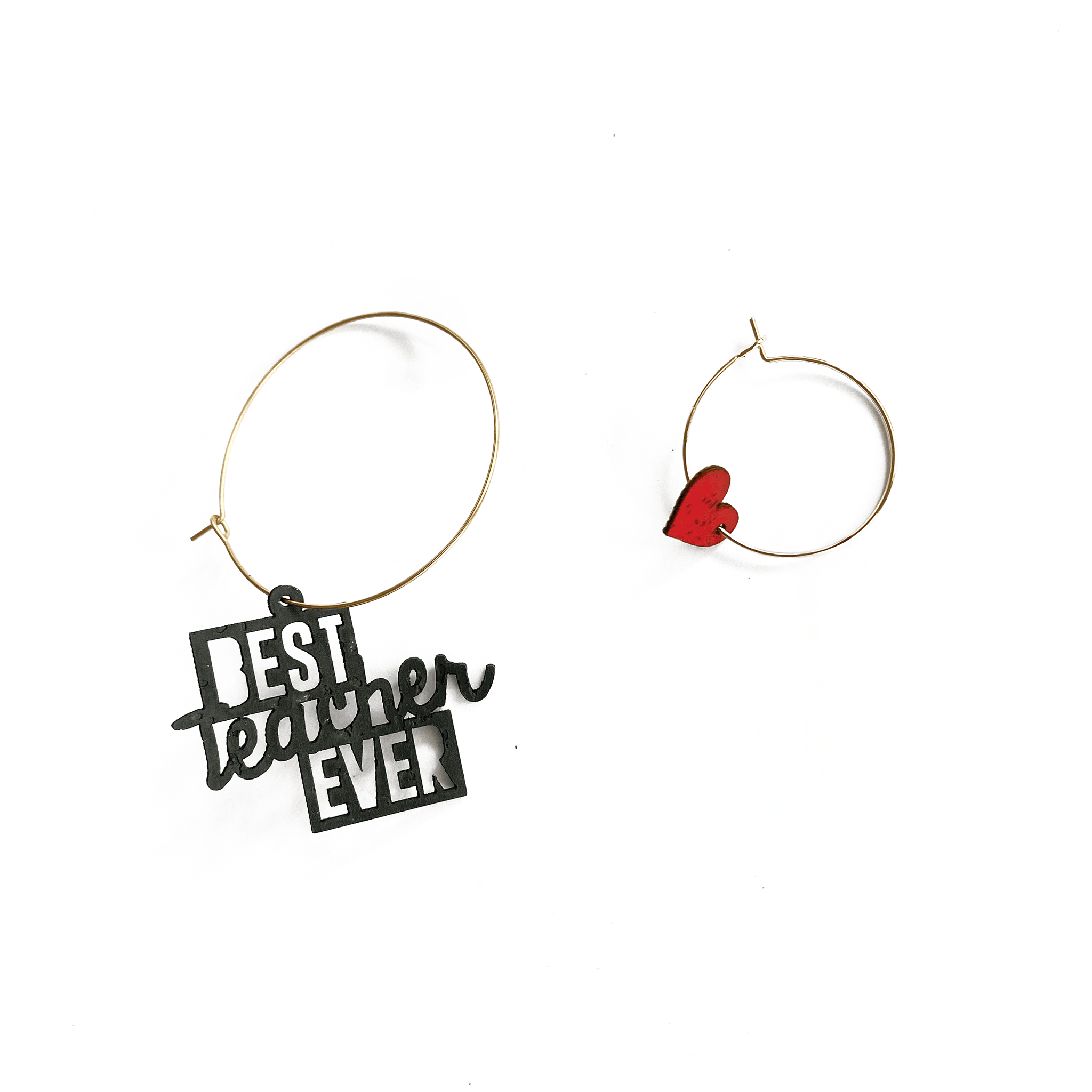 Boucles d'oreilles dépareillées Best Teacher Ever — créoles asymétriques dorées charm graphique et cœur rouge, cadeau maîtresse artisanal fait en France