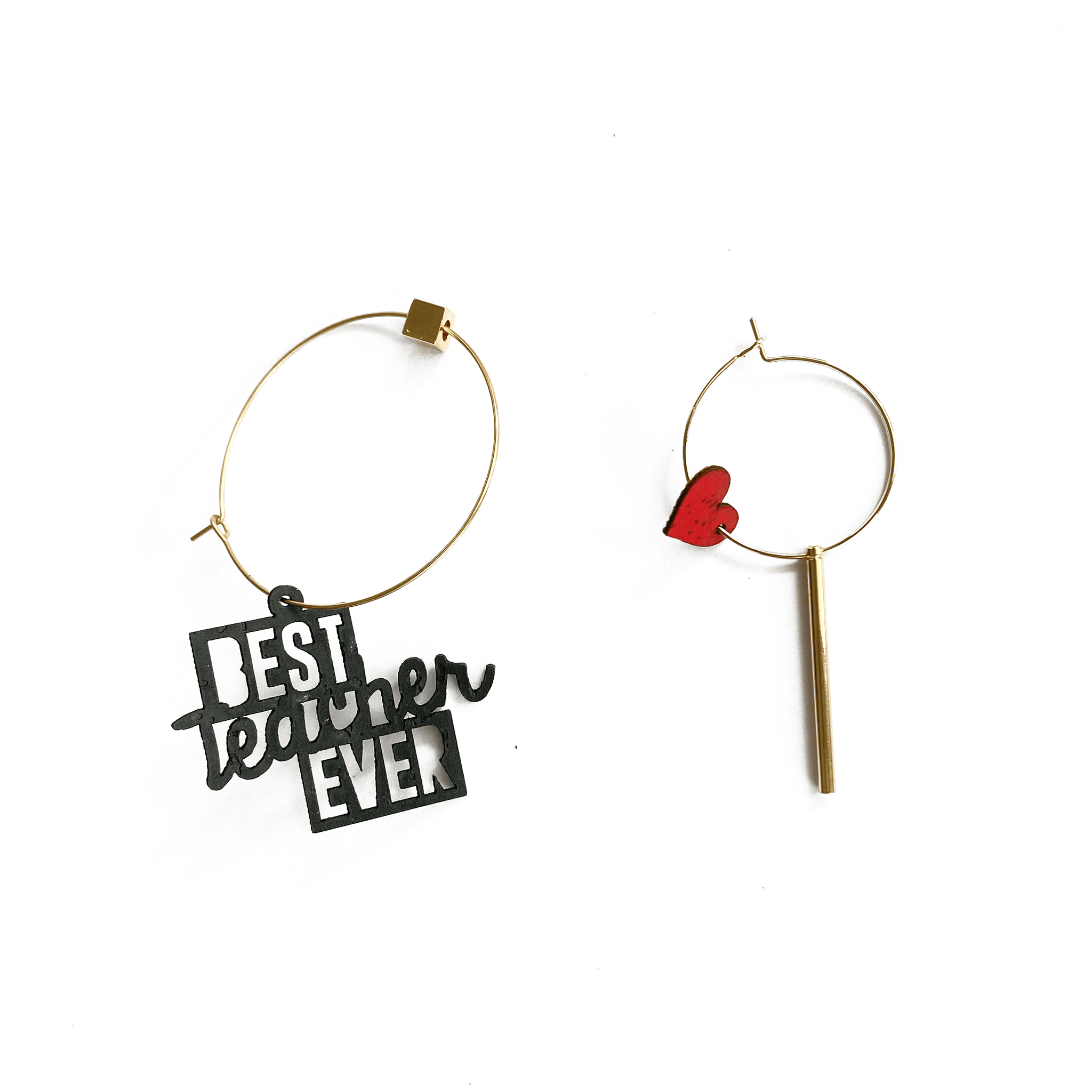 
Boucles d'oreilles dépareillées Best Teacher Ever — créoles dorées charm graphique et barre or cœur rouge, cadeau maîtresse artisanal fait en France