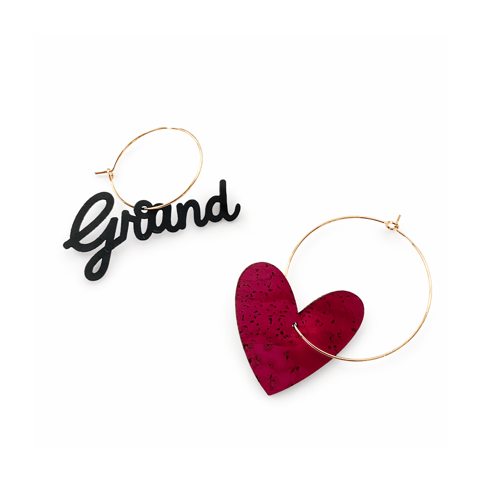 Packshot boucles d'oreilles dépareillées Grand Amour dorées – liège bordeaux et acier inox doré – Matcha Bijoux