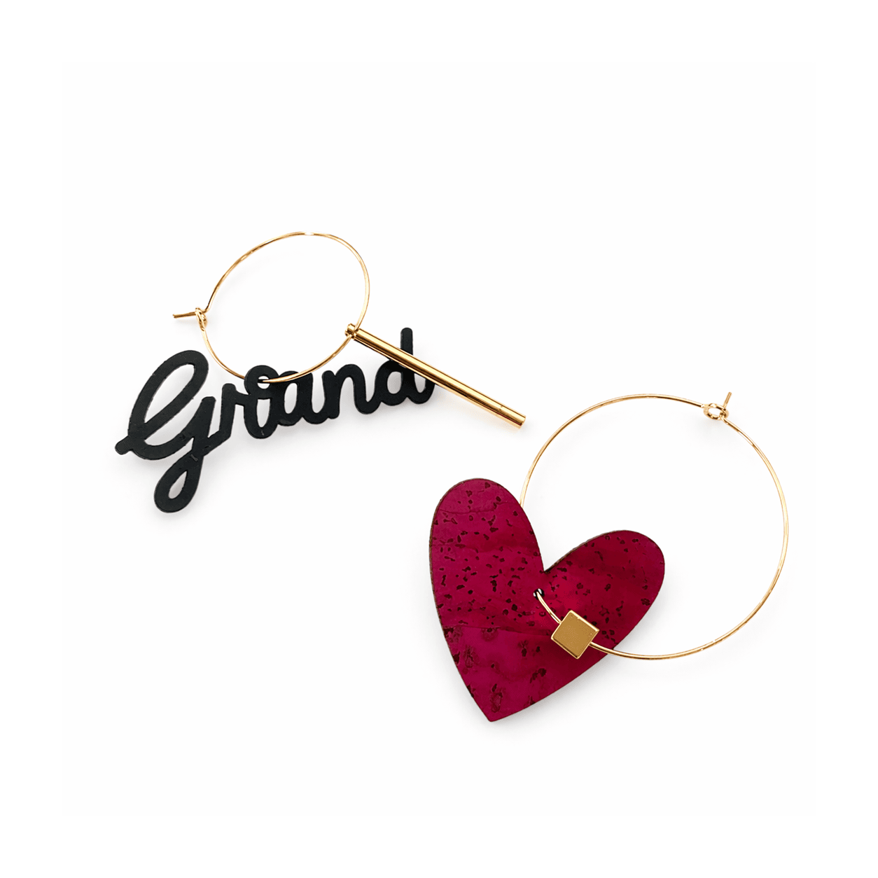 Packshot boucles d'oreilles dépareillées Grand Amour Glam dorées – liège bordeaux et acier inox doré – Matcha Bijoux