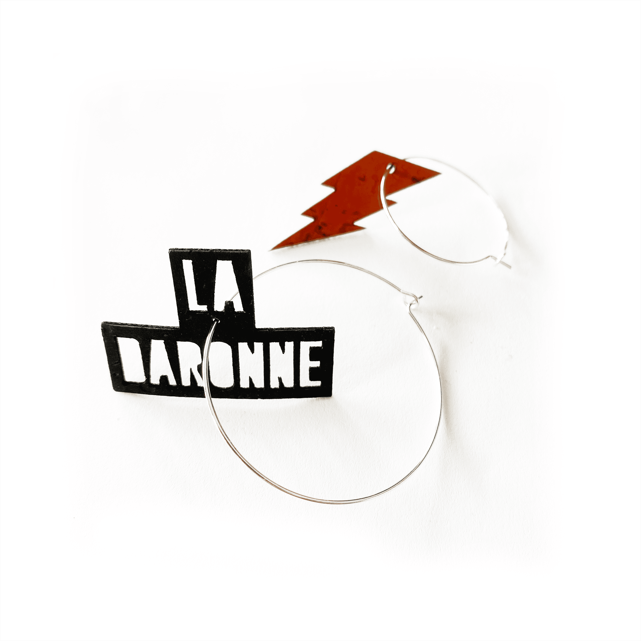 Packshot boucles d'oreilles dépareillées La Daronne argentées – liège noir et acier inox – Matcha Bijoux