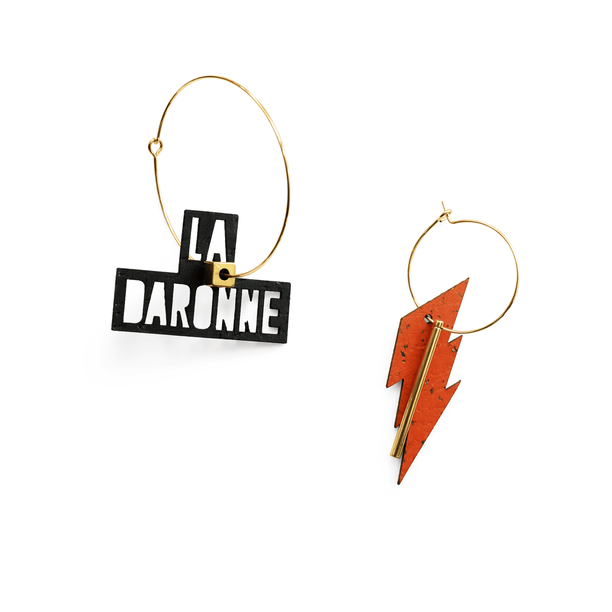 Packshot boucles d'oreilles dépareillées La Daronne Glam dorées – liège noir et éclair rouge acier inox doré – Matcha Bijoux