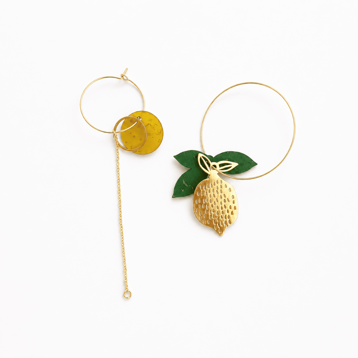 Boucles d'oreilles dépareillées Limon & Cello — créole dorée avec rond en liège jaune et chainette, créole citron en acier inox doré et feuilles en liège vert, faites main en France