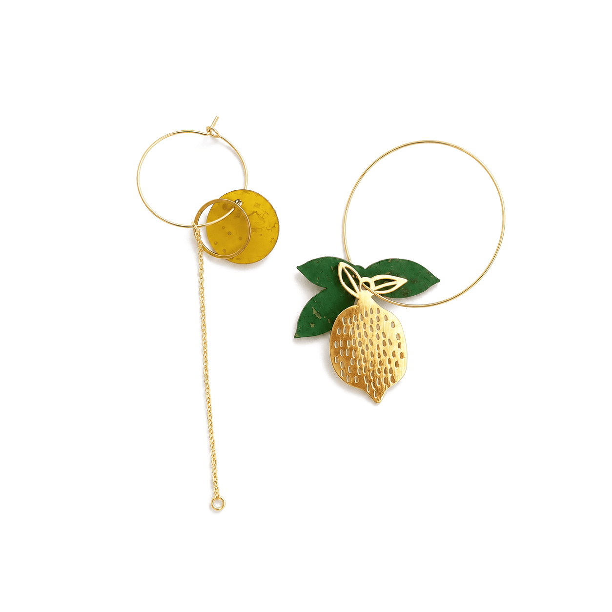 Boucles d'oreilles dépareillées Limon & Cello — créole dorée avec rond en liège jaune et chainette, créole citron en acier inox doré et feuilles en liège vert, faites main en France