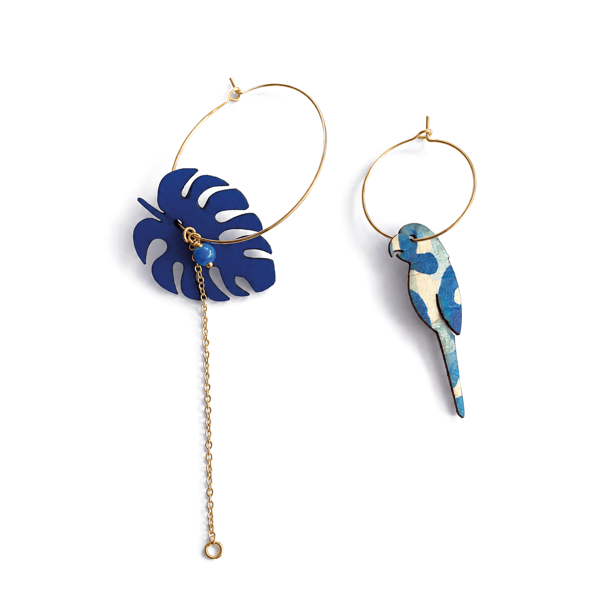 Packshot boucles d'oreilles dépareillées Massalia – créoles dorées monstera bleu cobalt et perroquet tropical liège – Matcha Bijoux