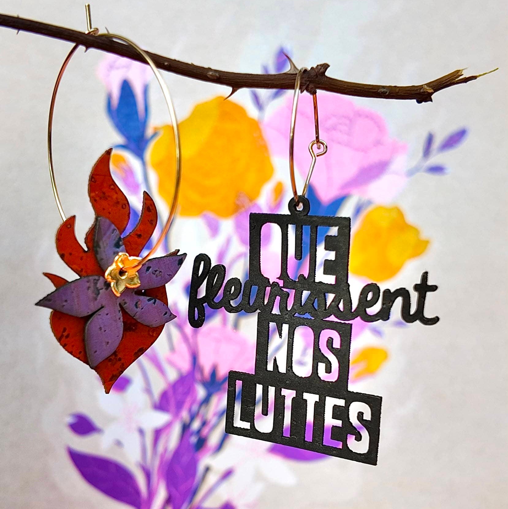 Boucles d'oreilles dépareillées Que fleurissent nos luttes sur fond floral coloré — liège rouge violet et message féministe STORM x Matcha Paris