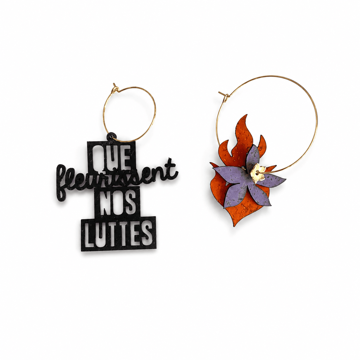 Boucles d'oreilles dépareillées Que fleurissent nos luttes — créoles dorées liège orange et violet message féministe STROM x Matcha Paris