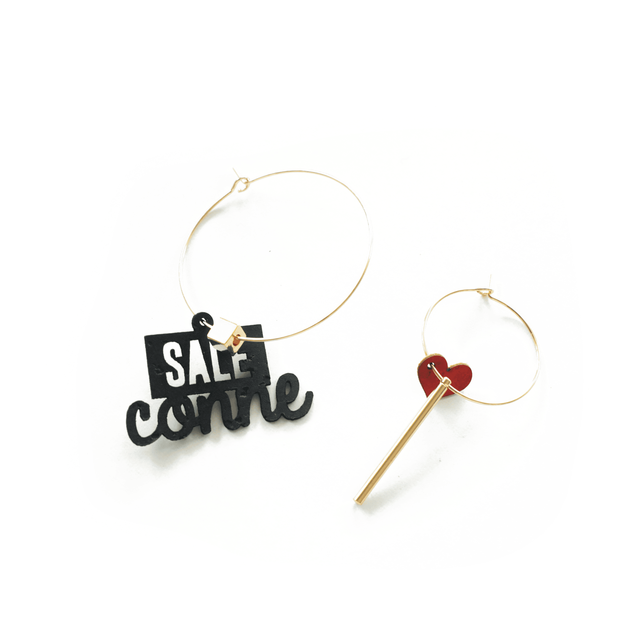Paire de boucles d oreilles depareillees avec breloque noire inscription Sale conne et element dore, bijou message engage