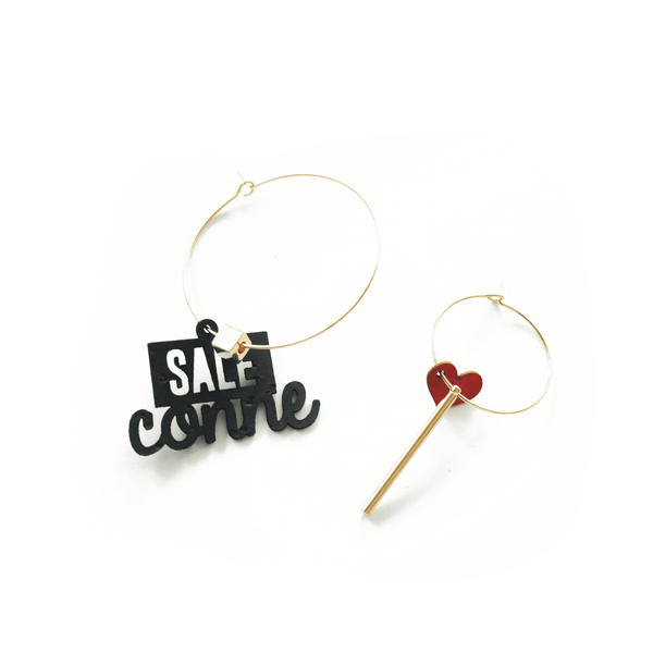 Paire de boucles d oreilles depareillees avec breloque noire inscription Sale conne et element dore, bijou message engage