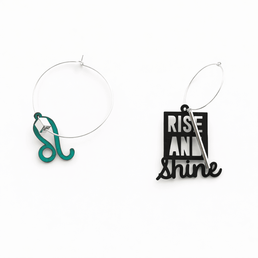 Boucles d’oreilles Lion dépareillées avec créoles asymétriques, breloque signe astrologique Lion et message « Rise and shine ».