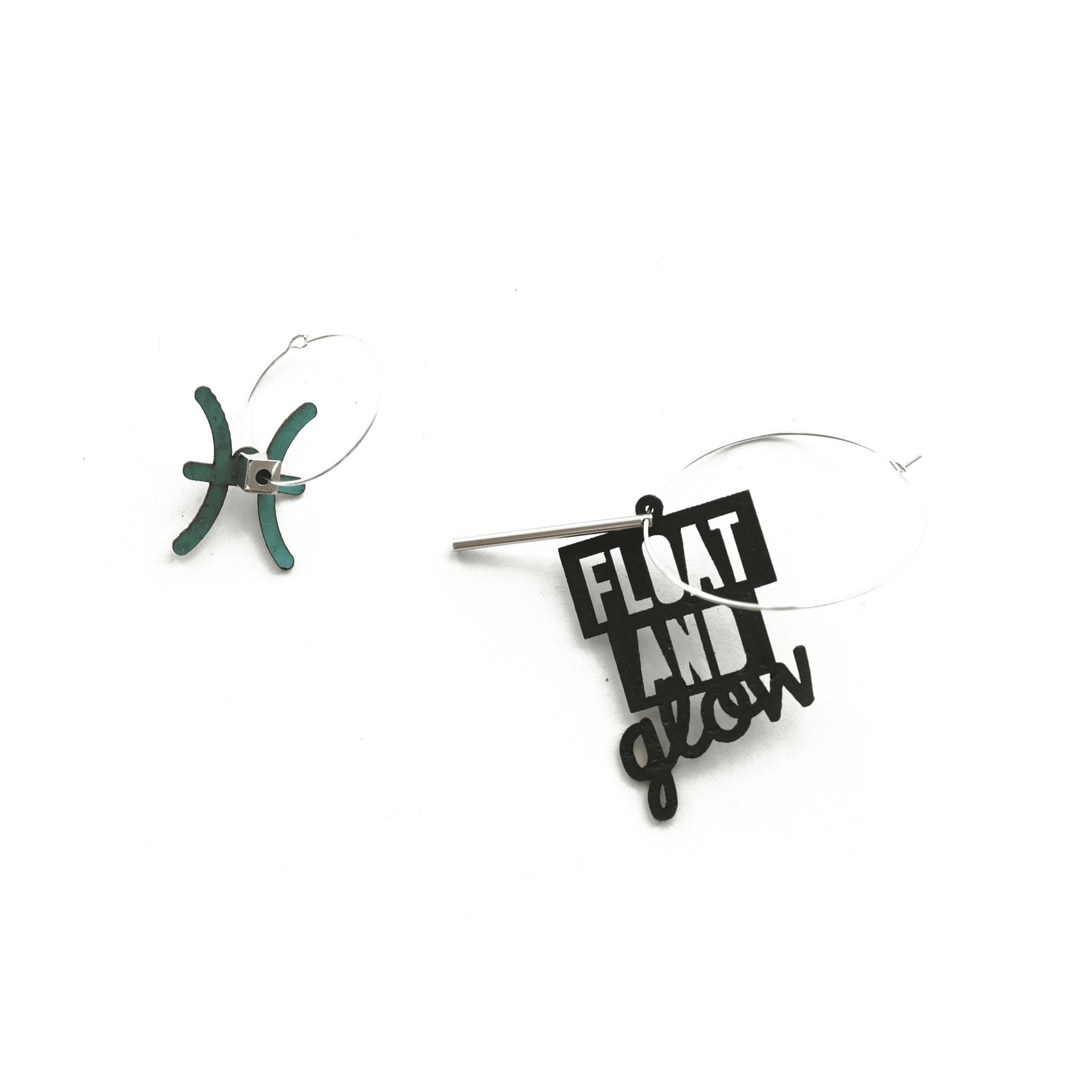 Boucles d’oreilles Poisson dépareillées avec créoles asymétriques, breloque signe astrologique Poisson et message « Float and glow ».