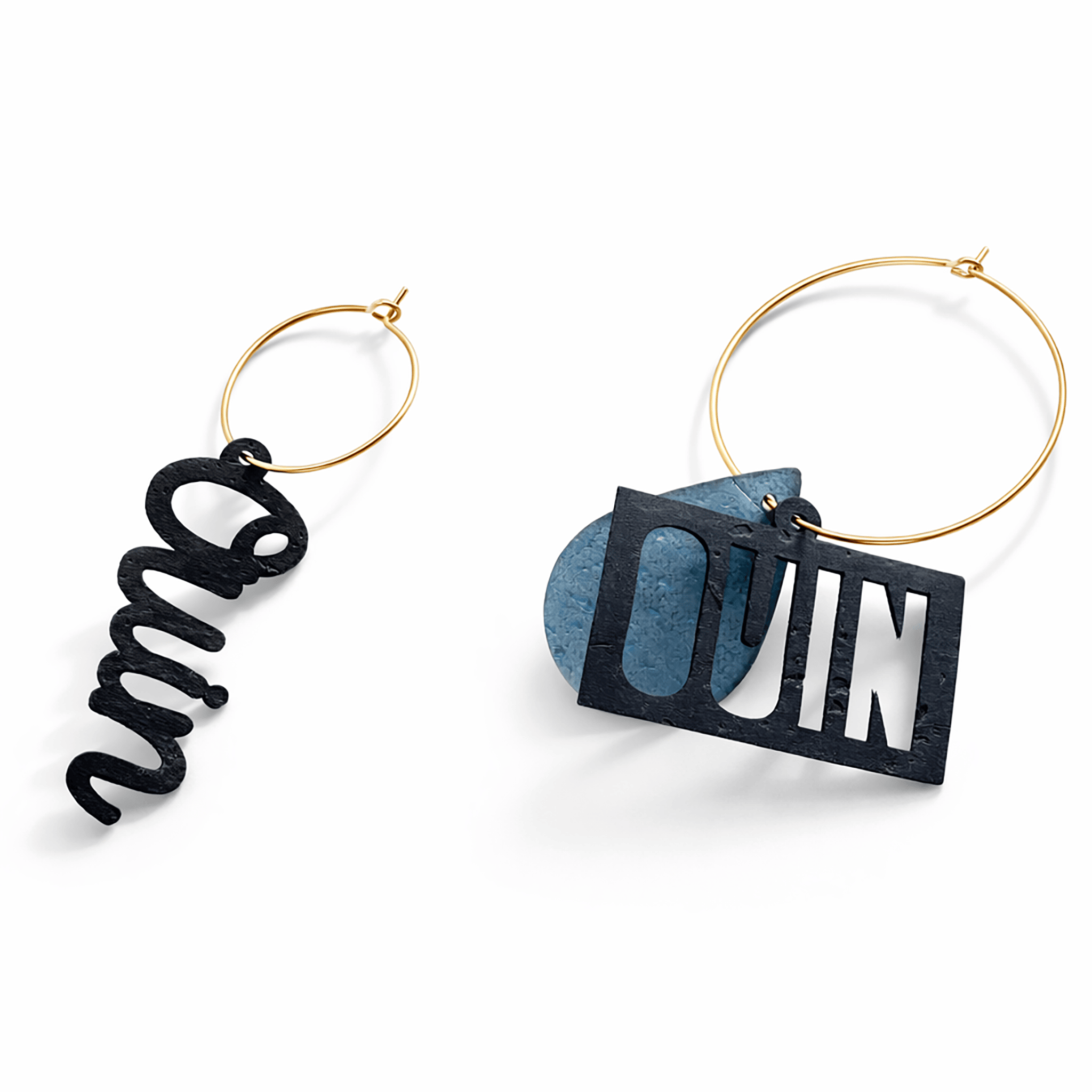 Boucles d oreilles creoles depareillees argent avec message ouin ouin noir et breloque abstraite bleue, bijou feministe ironique et original, creoles interchangeables faites main en France