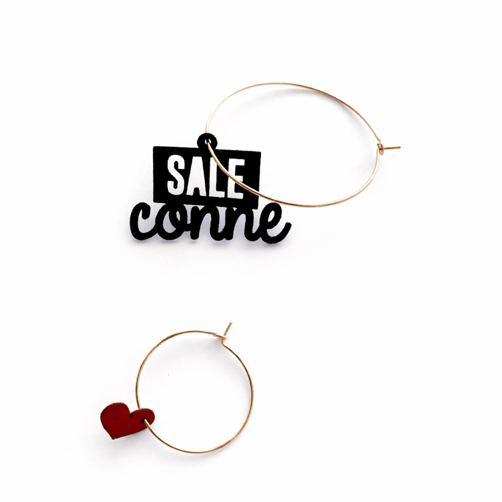 Paire de boucles d oreilles depareillees avec breloque noire inscription Sale conne feministe, bijou message engage
