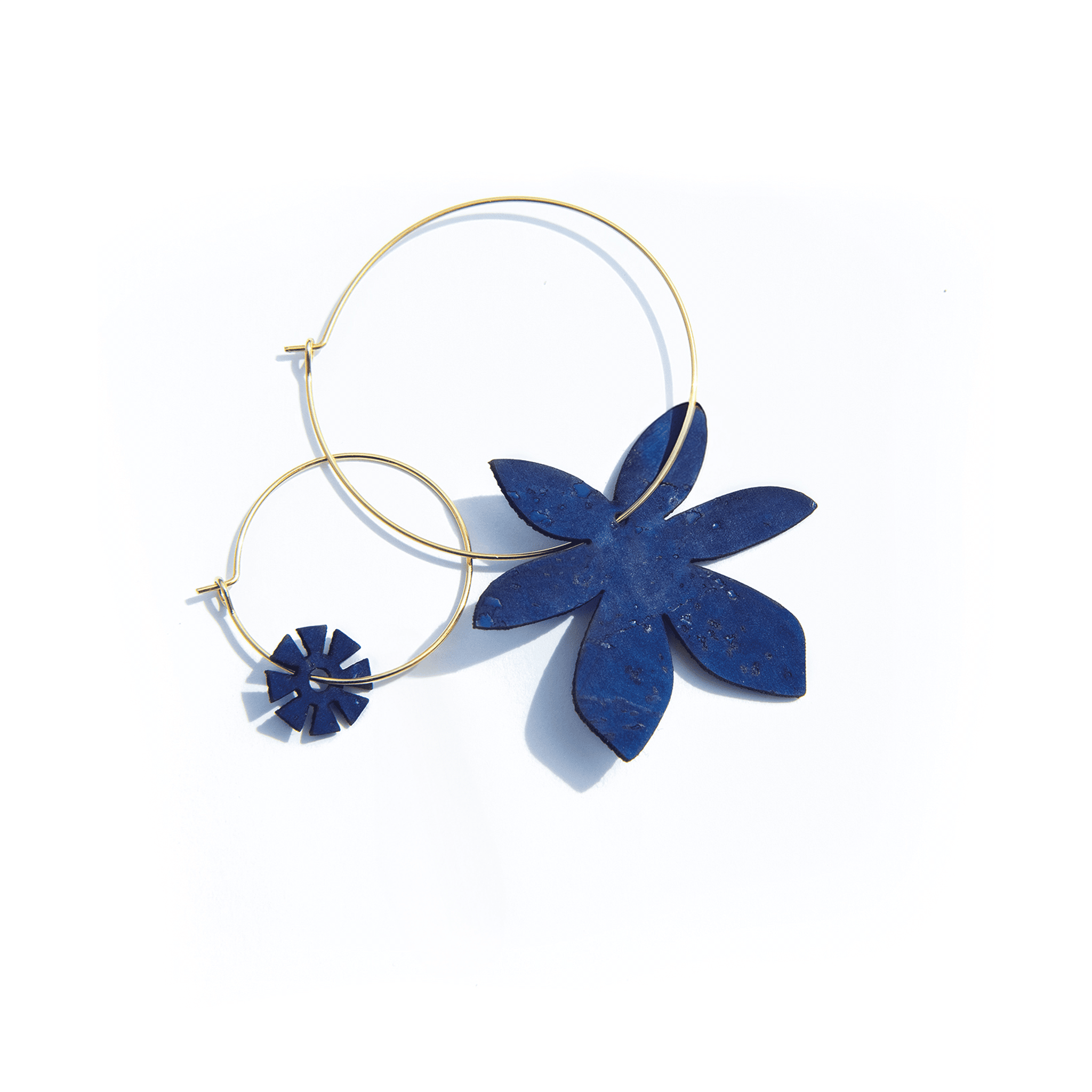 Boucles d oreilles fantaisie femme dorées avec créoles asymétriques et breloques fleur bleu indigo, bijou original coloré et artisanal made in France