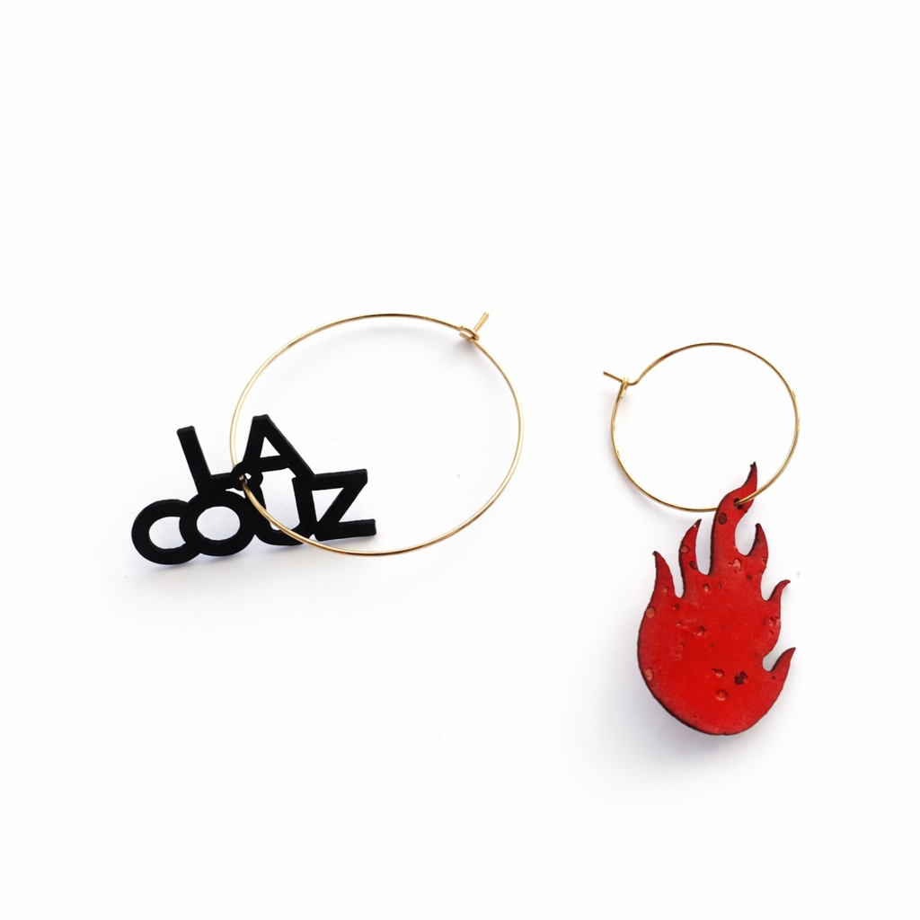 Paire de créoles or asymétriques : l’une avec le pendentif noir “LA COUZ” , l’autre avec une flamme rouge 