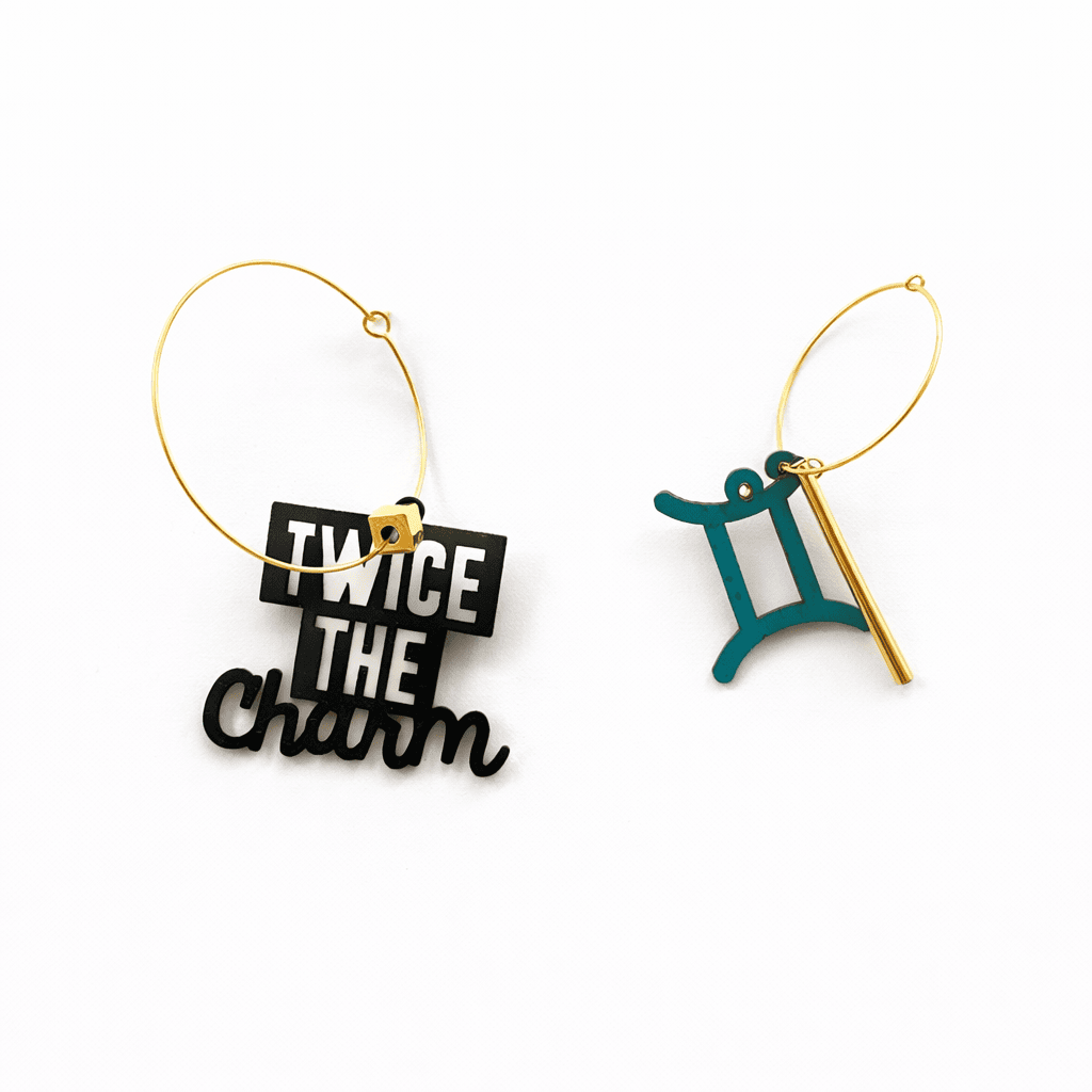 Boucles d’oreilles Gémeau dorées, créoles dépareillées avec message Twice the charm.