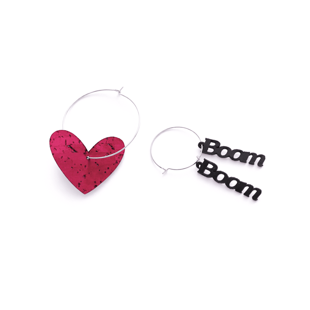 Boucles d oreilles creoles depareillees argent avec breloque coeur rouge et message boom boom, bijou fun et original, creoles interchangeables faites main en France.
