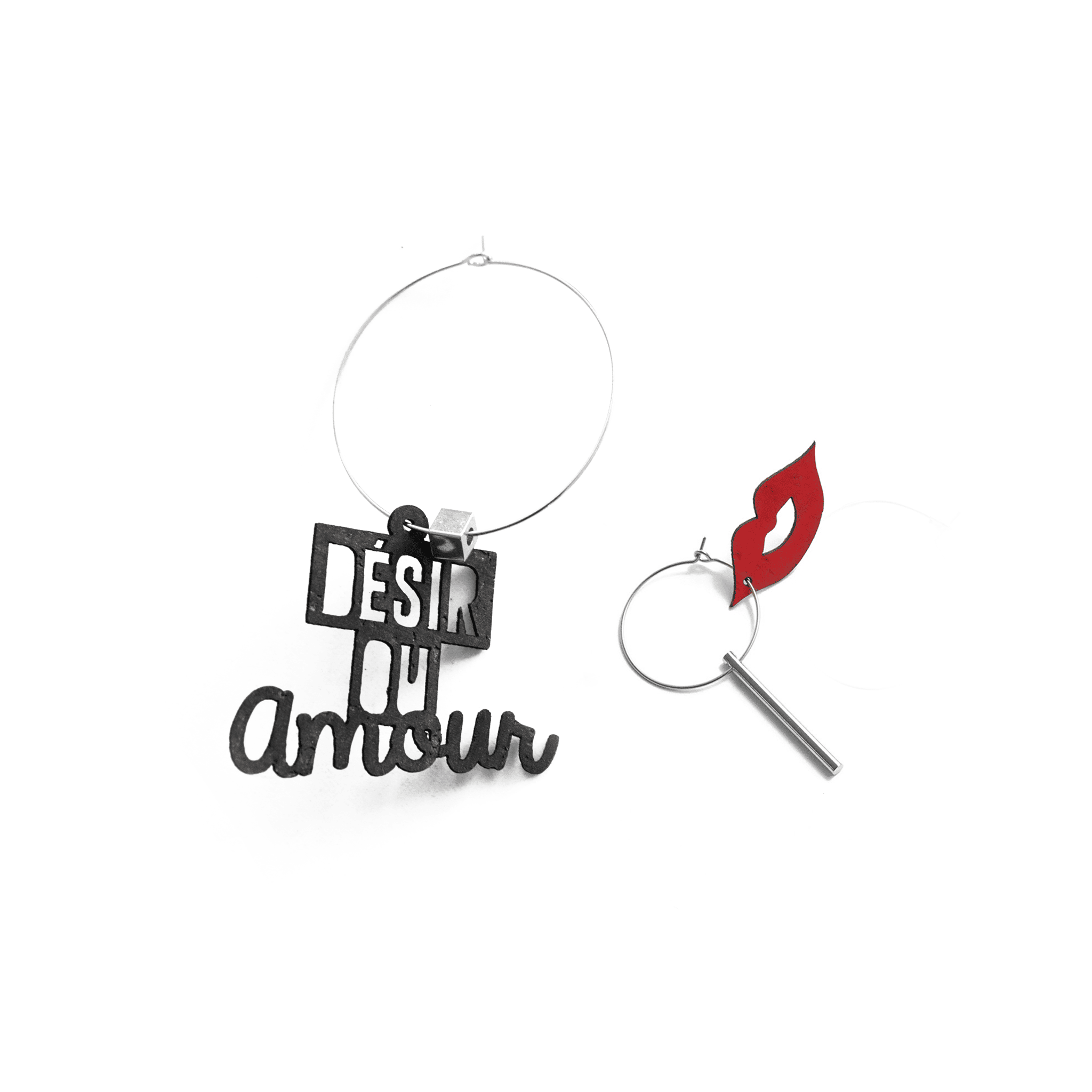 Paire de creoles depareillees argent avec message “désir ou amour” et breloque bouche rouge, boucles d oreilles asymétriques artisanales Matcha Paris