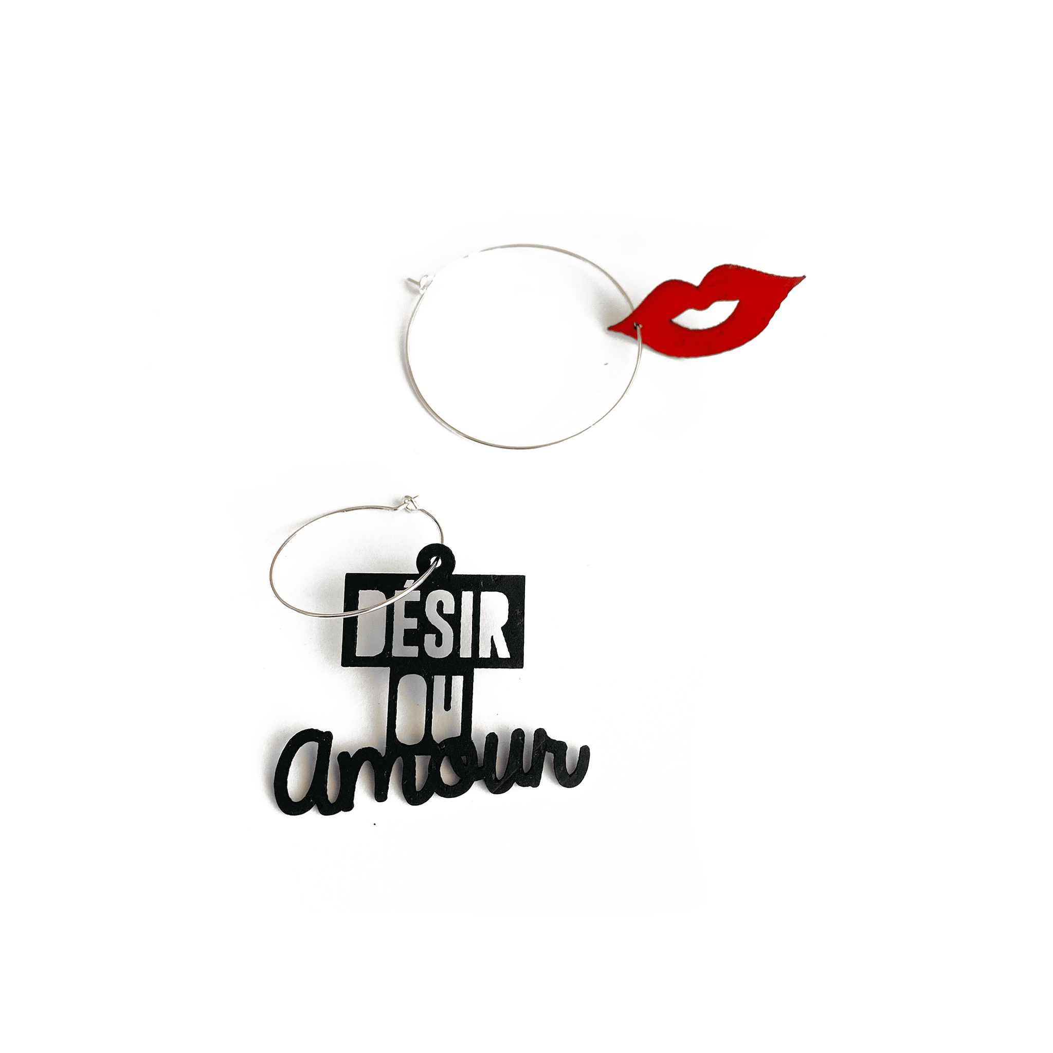 Paire de creoles depareillees argent avec message “désir ou amour” et breloque bouche rouge, boucles d oreilles asymétriques artisanales Matcha Paris