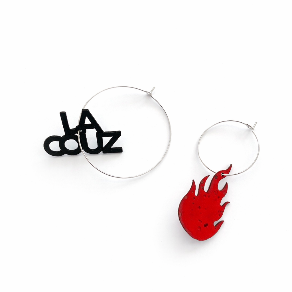 Paire de créoles argent asymétriques : l’une avec le pendentif noir “LA COUZ” , l’autre avec une flamme rouge 