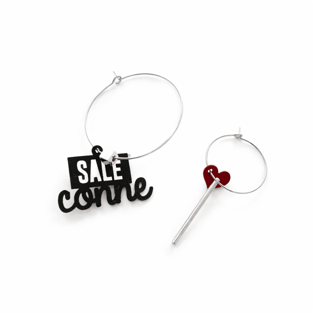 Paire de boucles d oreilles dépareillées avec breloque noire inscription Sale conne et element dore, bijou message engage