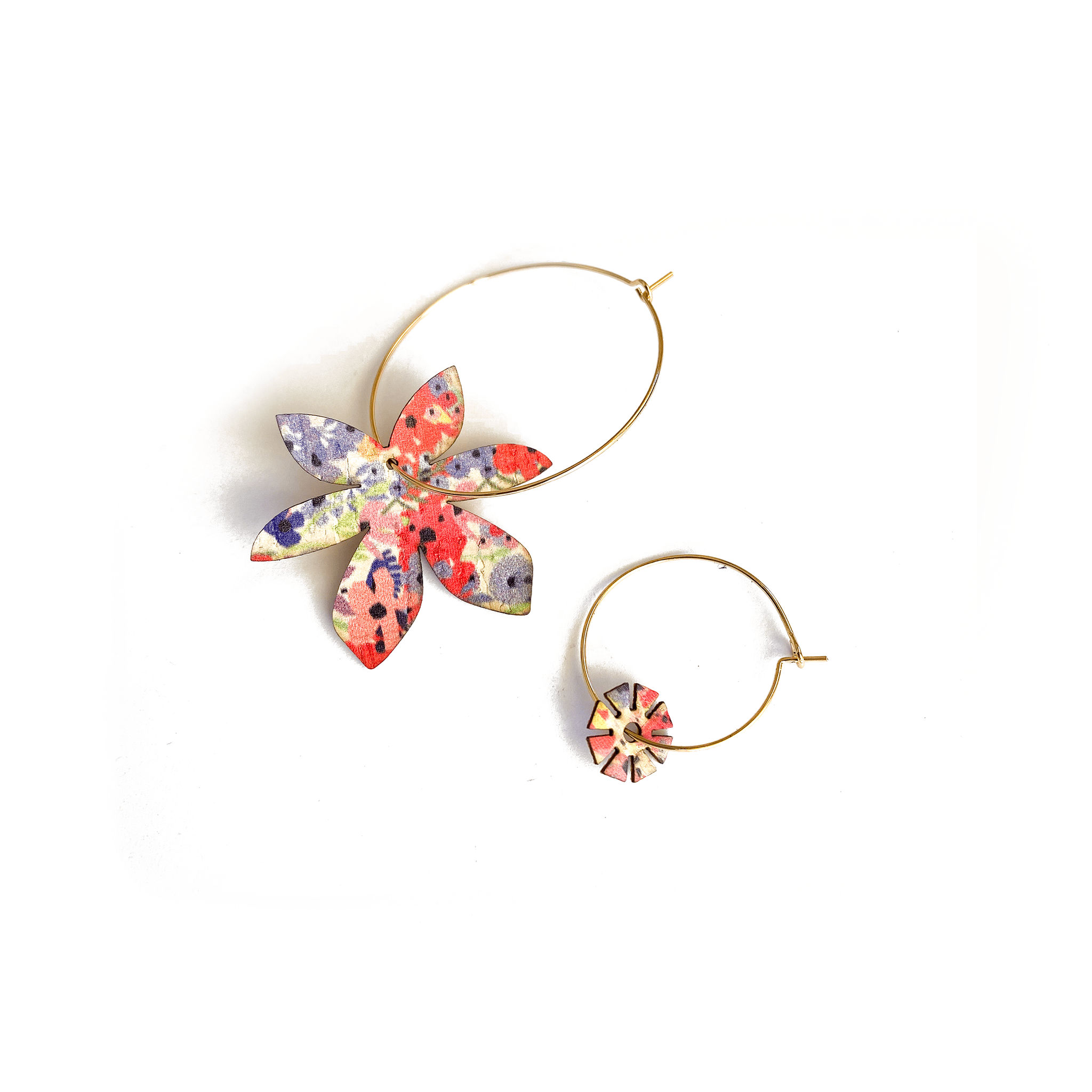 Boucles d'oreilles dépareillées florales or : grande fleur multicolore et petite créole argent avec bouton fleuri assorti