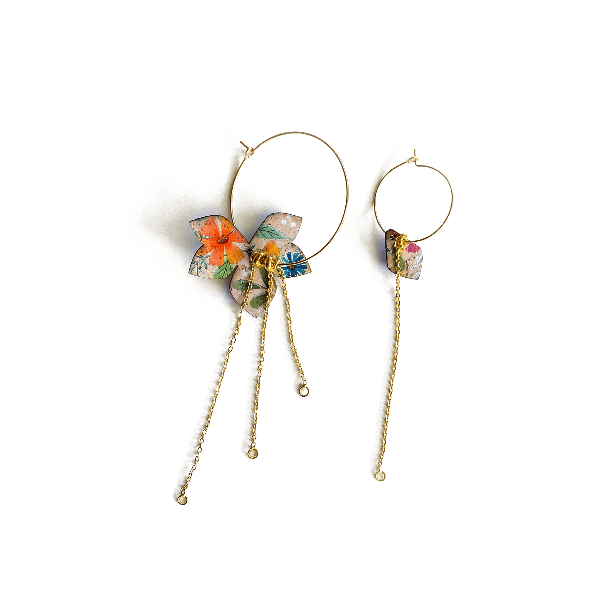 Boucles d'oreilles dépareillées Eve & Adam Champêtre Divine : créoles dorées liège motif fleuri avec chainettes asymétriques, bijou édition limitée fait en France.