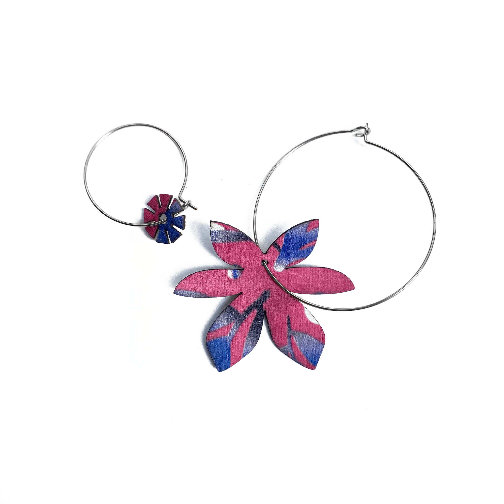 Créoles asymétriques Brangelina Bloom en édition limitée – boucles d’oreilles dépareillées artisanales avec motif floral rouge et bleu, fabriquées à la main en France - argent