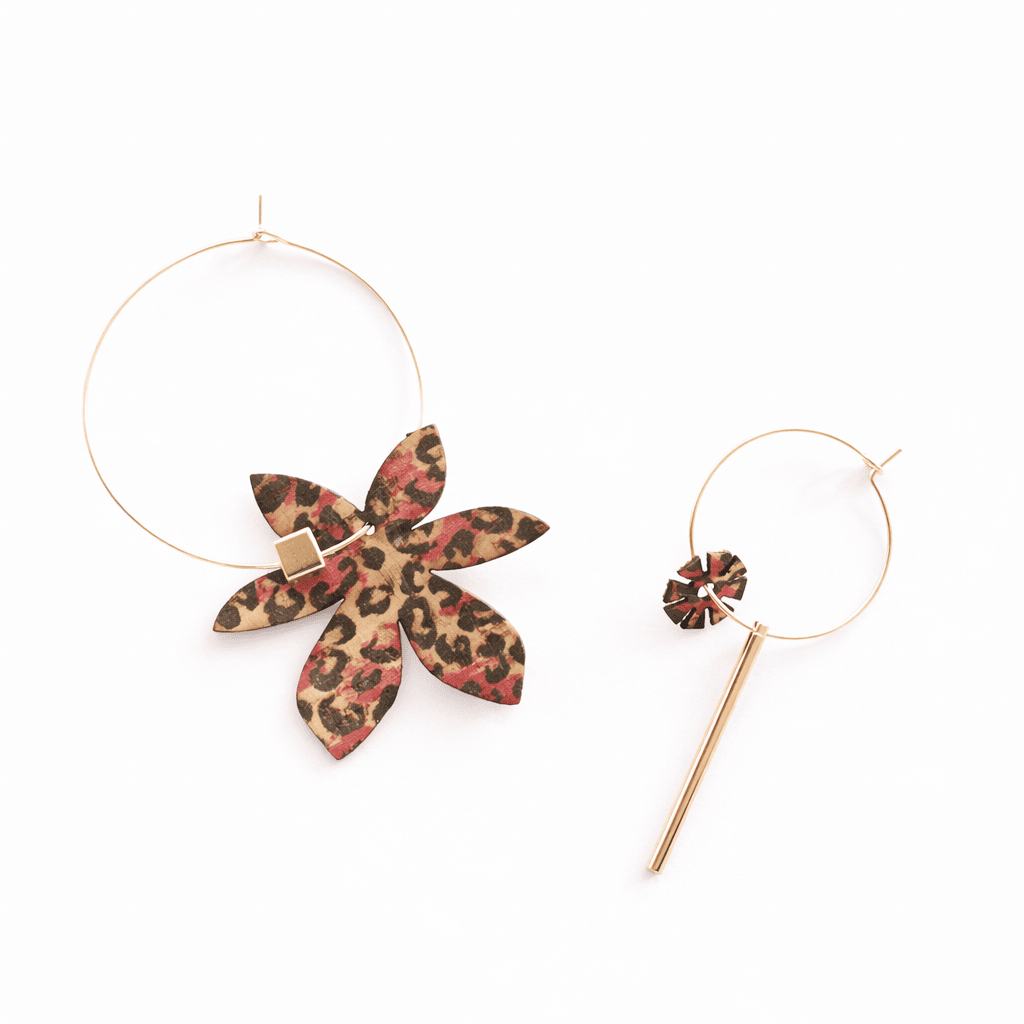 Boucles d’oreilles Brangelina Pink Leo, créoles dépareillées dorées avec fleur léopard rose, édition limitée.