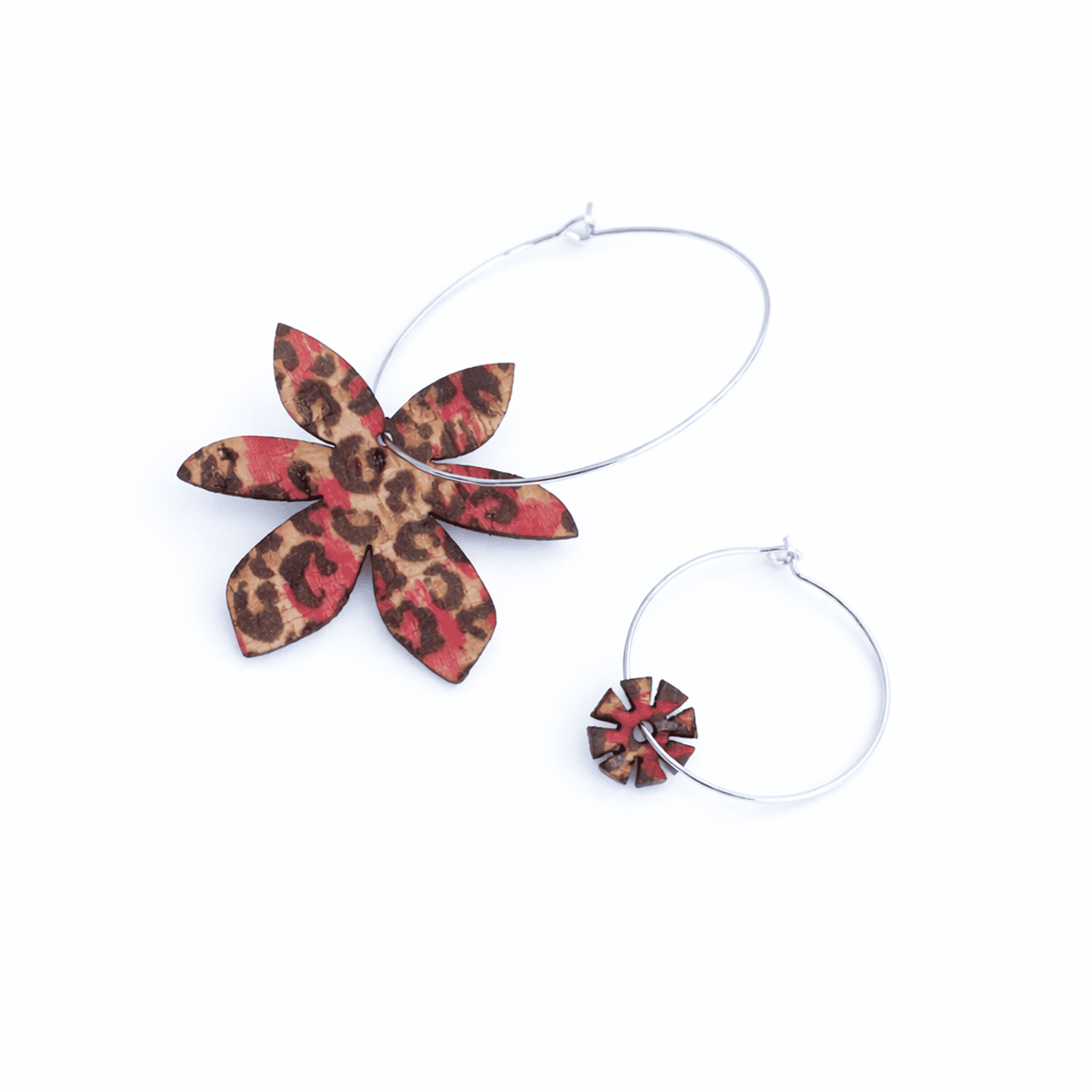 Boucles d’oreilles Brangelina Pink Leo, créoles dépareillées argent avec fleur léopard rose, édition limitée.