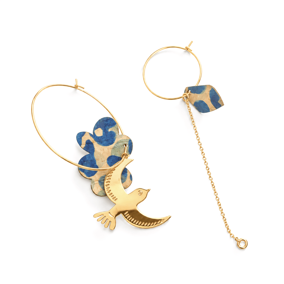 Boucles d'oreilles Icare et Celeste, un nuage tie and dye d'un côté, un oiseau, et une goutte de l'autre, ces créoles astmétriques made in France sont colorées et ultra originales