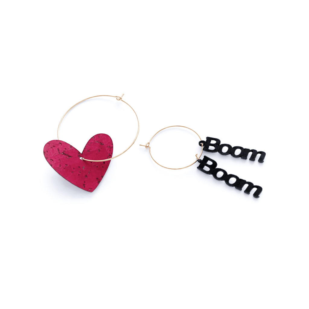 Boucles d oreilles creoles depareillees or avec breloque coeur rouge et message boom boom, bijou fun et original, creoles interchangeables faites main en France.