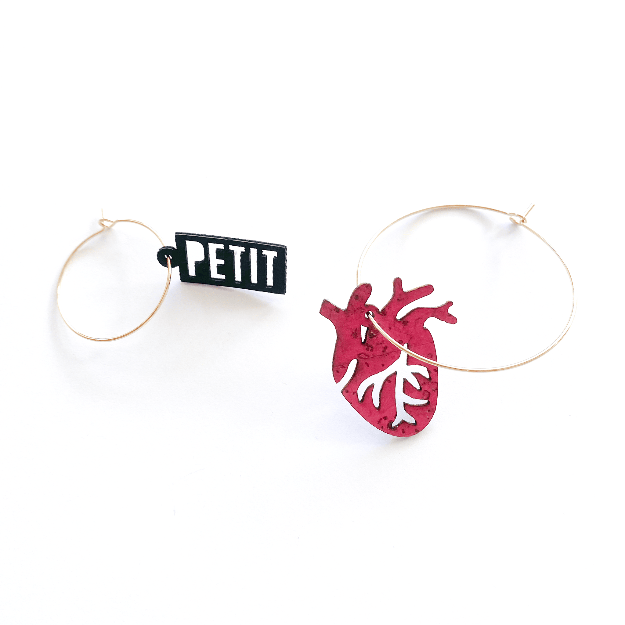 Paire de créoles asymétriques or avec charms "PETIT" noir et cœur anatomique rose, fabriquées en France par Matcha Paris